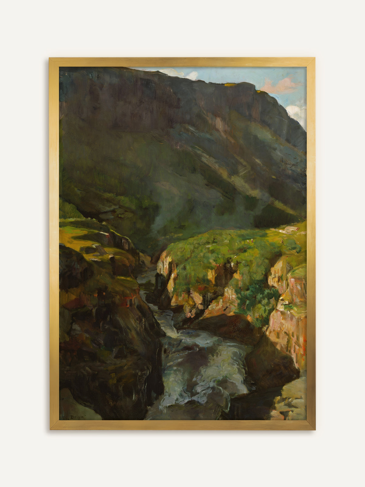 Wandbild, das eine tiefe Schlucht mit einem rauschenden Fluss zwischen dunklen Felsen, sonnigen grünen Hängen und einer mächtigen Bergwand vor blauem Himmel zeigt. Im goldenen Rahmen leuchten die sonnigen Grüntöne wie auf einem antiken Gemälde. #Rahmen_Gold