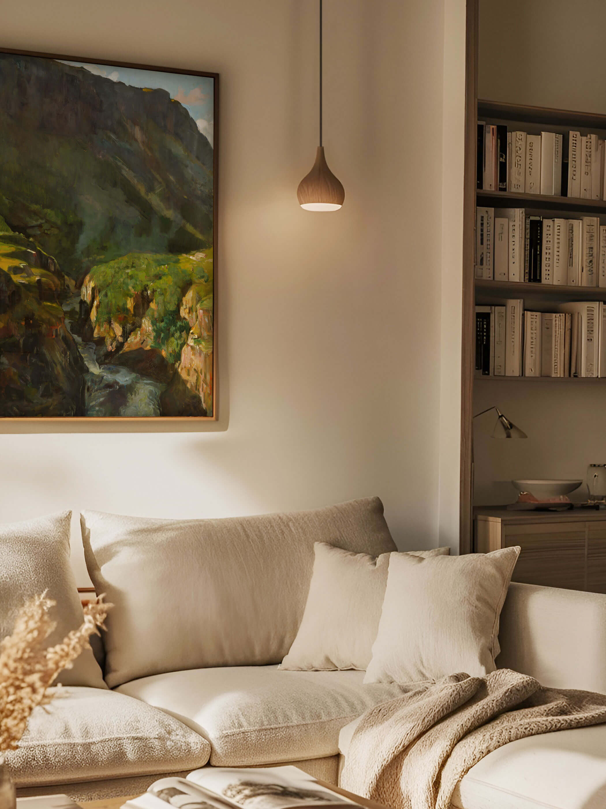 Vintage Landschaftskunstdruck im Wohnzimmer über einem beigefarbenen Sofa mit minimalistischer Beleuchtung und modernen Regalen im Hintergrund.