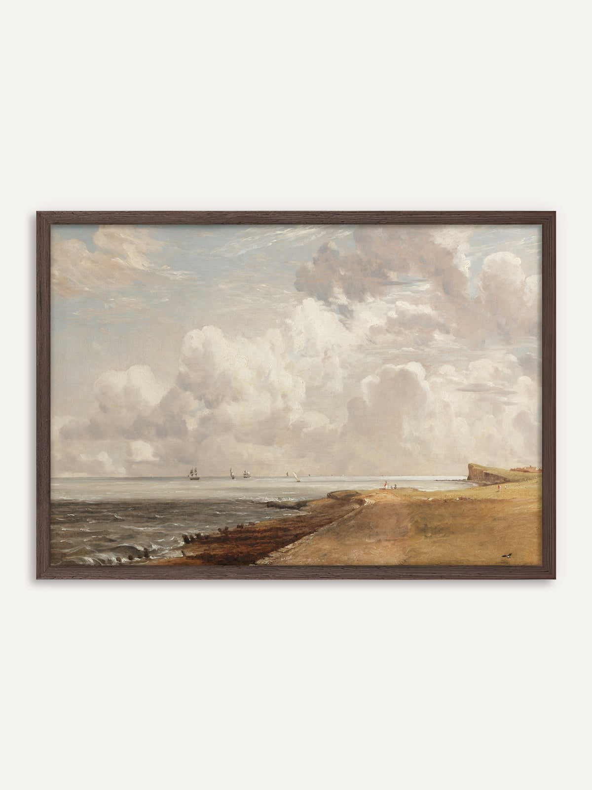Poster, das eine sandige Küste mit Wellenbrechern und einer Steilküste zeigt, auf der grauen See fahren Segelschiffe unter hohen weißen Wolkentürmen. Der Rahmen aus dunklem Holz betont die moody Stimmung des grauen Meeres. #Rahmen_Dunkles Holz