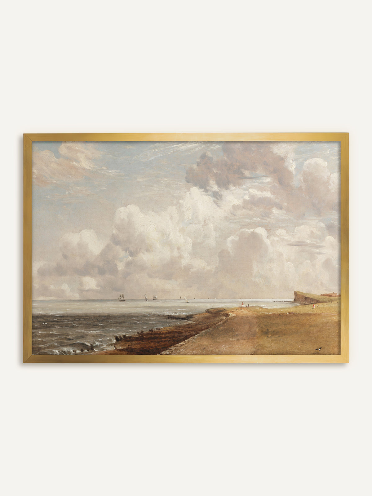 Wandbild, das eine sandige Küste mit Wellenbrechern und einer Steilküste zeigt, auf der grauen See fahren Segelschiffe unter hohen weißen Wolkentürmen. Im goldenen Rahmen nimmt das Bild die warmen Sandtöne auf und wirkt wie ein antikes Ölgemälde. #Rahmen_Gold