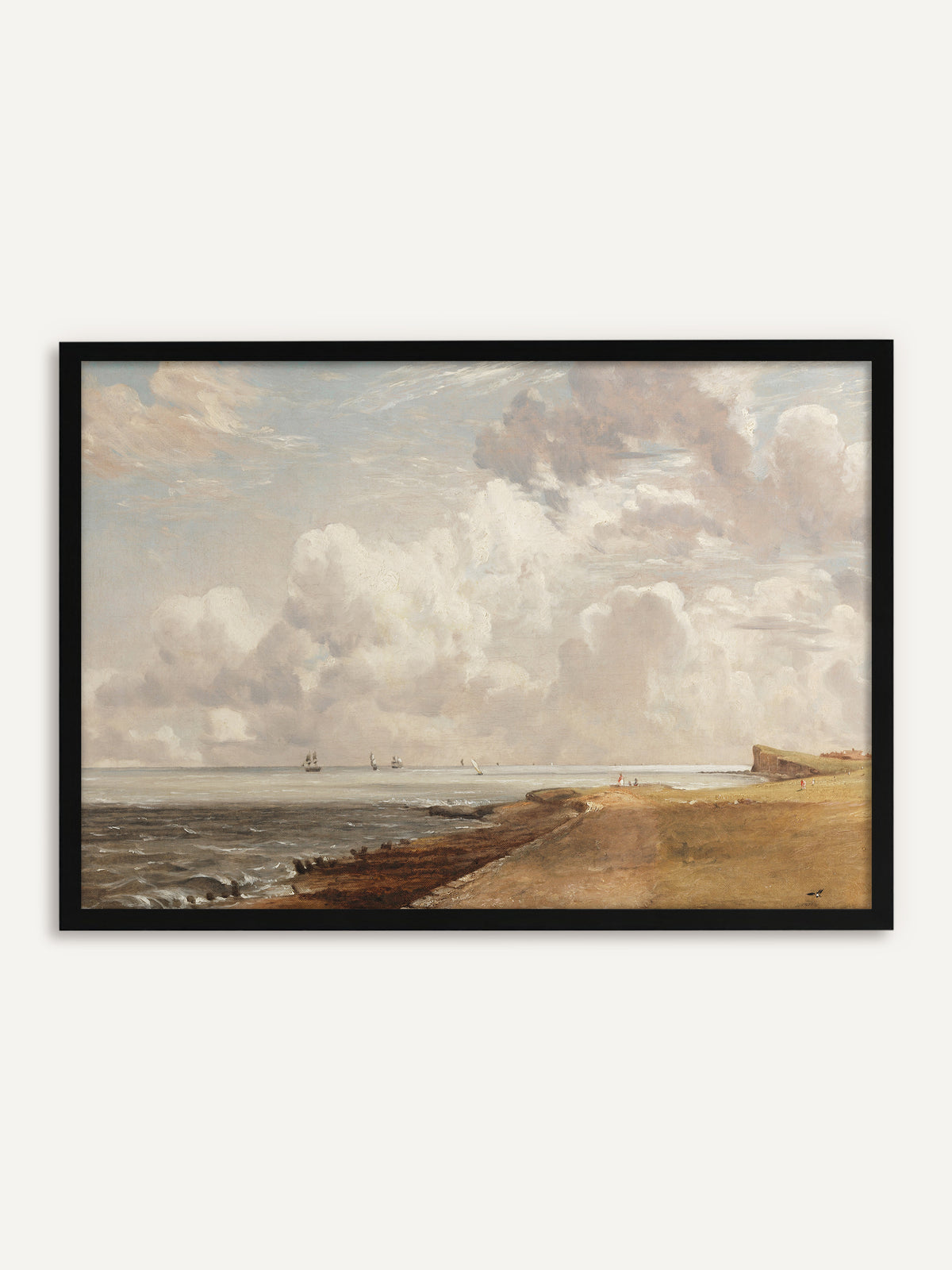Gerahmtes Poster, das eine sandige Küste mit Wellenbrechern und einer Steilküste zeigt, auf der grauen See fahren Segelschiffe unter hohen weißen Wolkentürmen. Mit schwarzem Rahmen wirkt das maritime Motiv klar und modern. #Rahmen_Schwarz