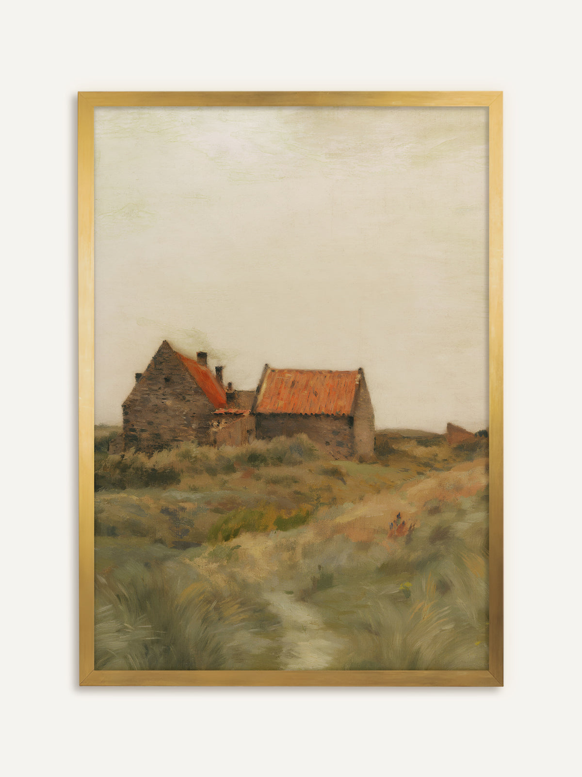 Wandbild, das ein altes Steinhaus mit roten Ziegeldächern in einer hügeligen Dünenlandschaft mit hohem Gras und einem schmalen Pfad unter blassem, cremefarbenem Himmel zeigt. Im goldenen Rahmen leuchten die roten Dächer wie auf einem antiken Gemälde. #Rahmen_Gold