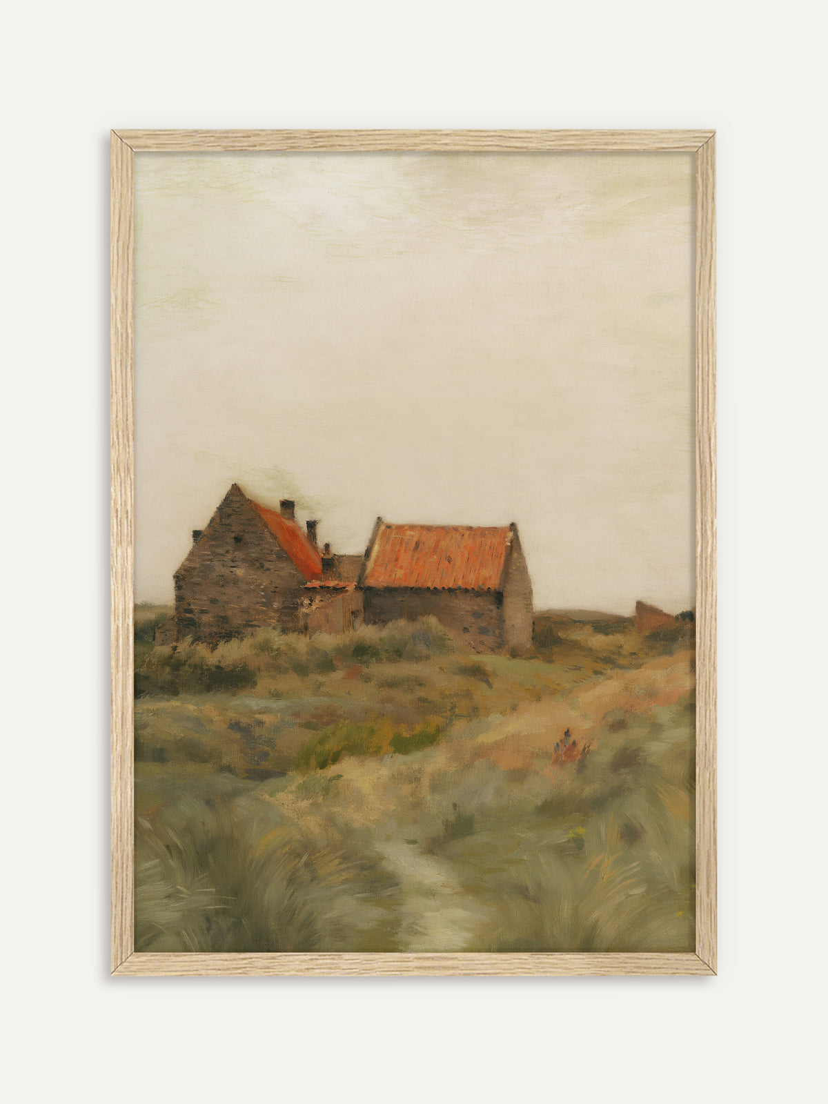 Kunstdruck, der ein altes Steinhaus mit roten Ziegeldächern in einer hügeligen Dünenlandschaft mit hohem Gras und einem schmalen Pfad unter blassem, cremefarbenem Himmel zeigt. Im Rahmen aus hellem Holz wirkt die stille Landschaft warm und ruhig, ganz im Wabi-Sabi-Stil. #Rahmen_Helles Holz