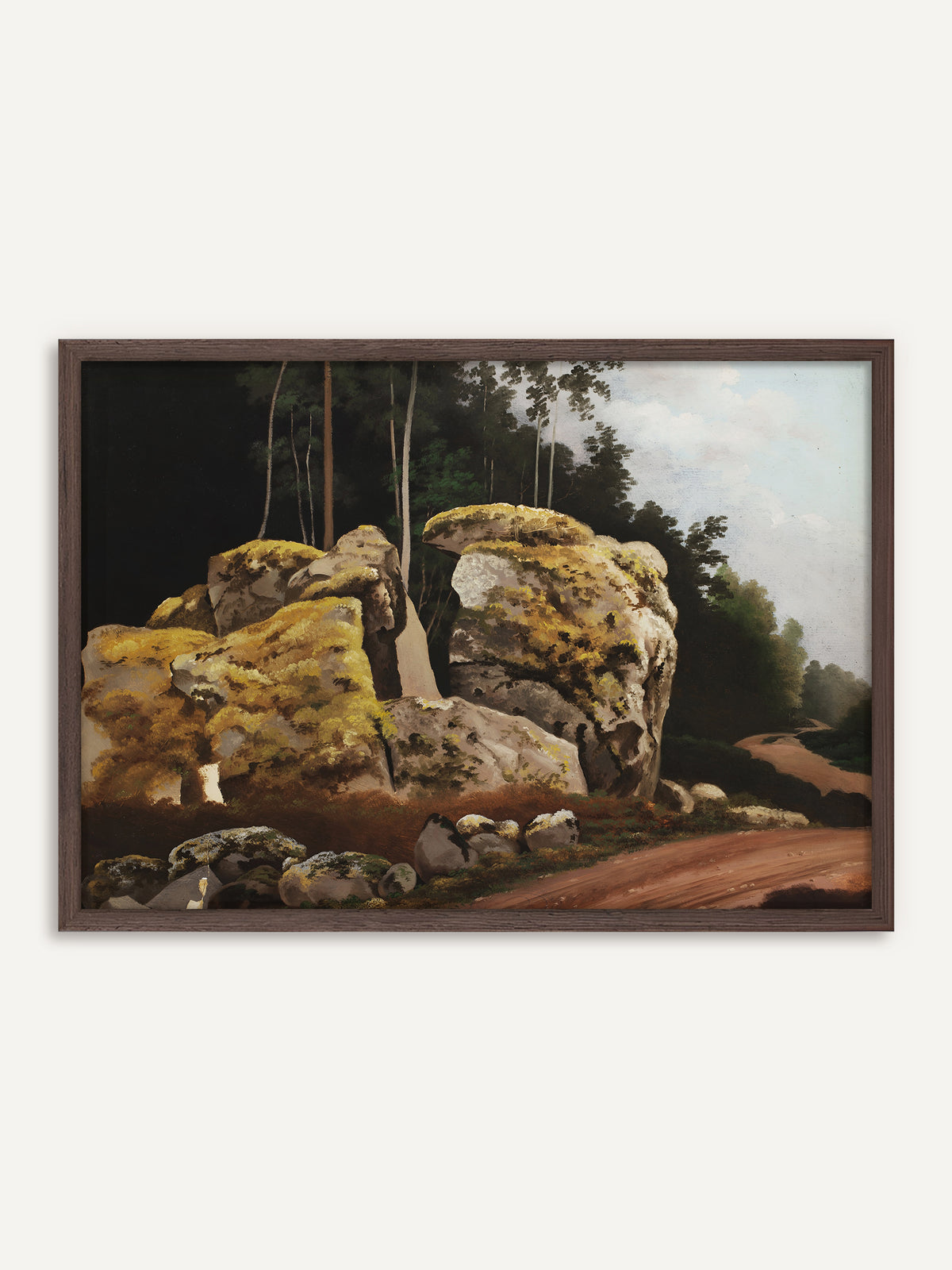 Poster, das große, mit gelbgrünem Moos bewachsene Felsblöcke vor einem dunklen Wald zeigt, rechts führt ein rotbrauner Sandweg unter hellem Wolkenhimmel zwischen die Bäume. Der Rahmen aus dunklem Holz verstärkt die moody Stimmung des dichten Waldes. #Rahmen_Dunkles Holz