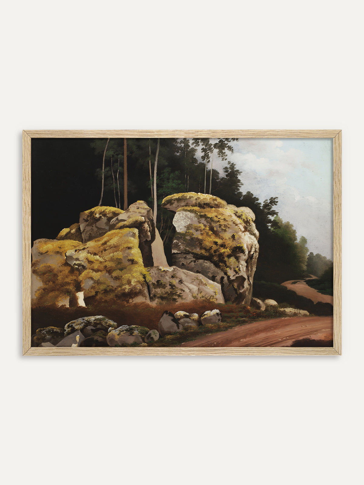 Kunstdruck, der große, mit gelbgrünem Moos bewachsene Felsblöcke vor einem dunklen Wald zeigt, rechts führt ein rotbrauner Sandweg unter hellem Wolkenhimmel zwischen die Bäume. Im Rahmen aus hellem Holz wirkt die Vintage-Landschaft hell und natürlich. #Rahmen_Helles Holz