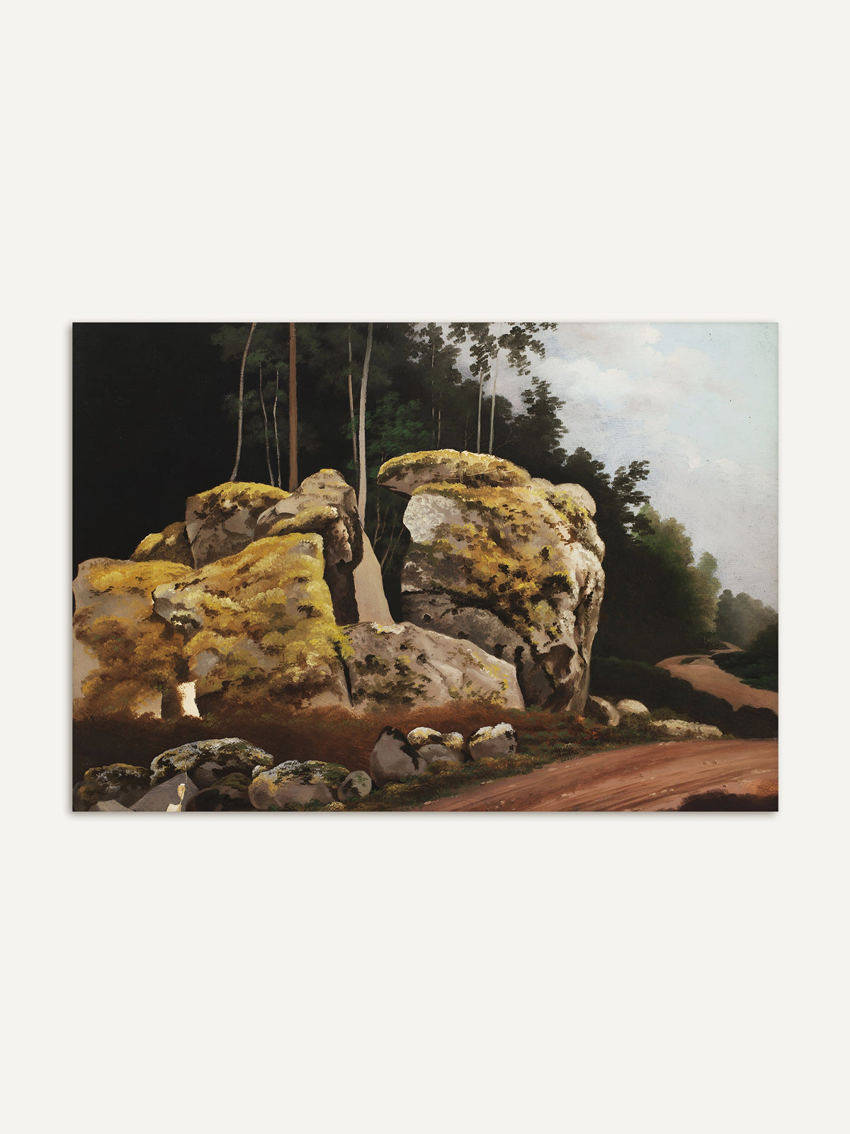 Kunstdruck mit großen, moosbewachsenen Felsblöcken vor einem dunklen Wald, rechts führt ein rotbrauner Sandweg unter hellem Wolkenhimmel zwischen die Bäume. Die Vintage-Landschaft in warmen Erdtönen und sattem Grün wirkt ruhig und naturnah. #Rahmen_Ohne Rahmen