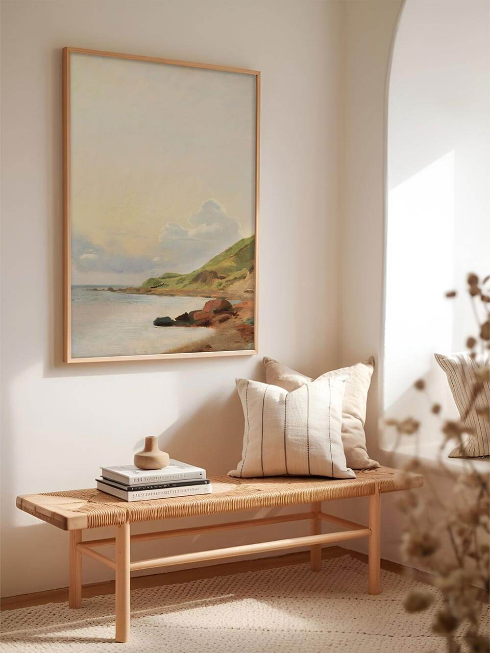 Eleganter Kunstdruck mit klassischer Küstenlandschaft, sanftem Licht und Naturfarben – perfekt für die stilvolle Dekoration eines hellen Flurs.