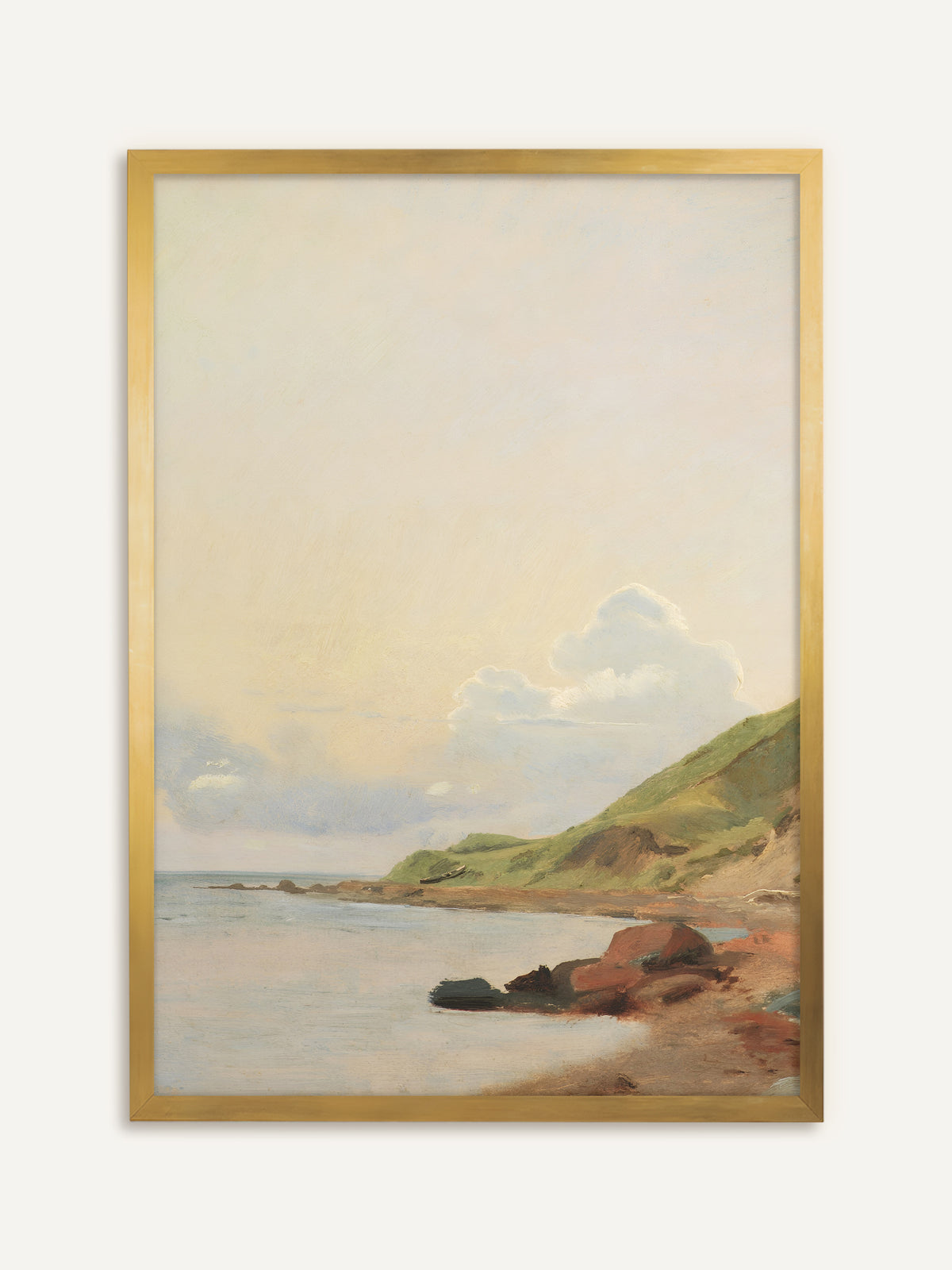 Wandbild, das eine stille Bucht mit hellem Wasser, rötlichen Felsen am Strand und einem grünen Hügel unter einem weiten, sanft gelben Himmel mit weißen Wolken zeigt. Im goldenen Rahmen greift das Bild das warme Abendlicht auf, ganz im Vintage-Stil. #Rahmen_Gold