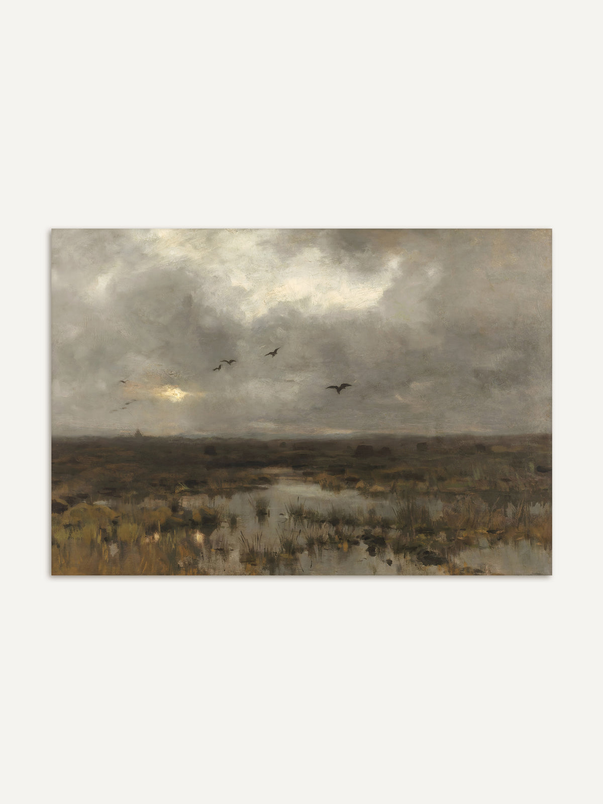 Kunstdruck einer weiten Moorlandschaft unter schweren grauen Wolken mit Schilf, stillen Wasserflächen und fliegenden Vögeln. Das Wabi Sabi Wandbild in Grau, Umbra und Ocker wirkt ruhig und erdig. #Rahmen_Ohne Rahmen