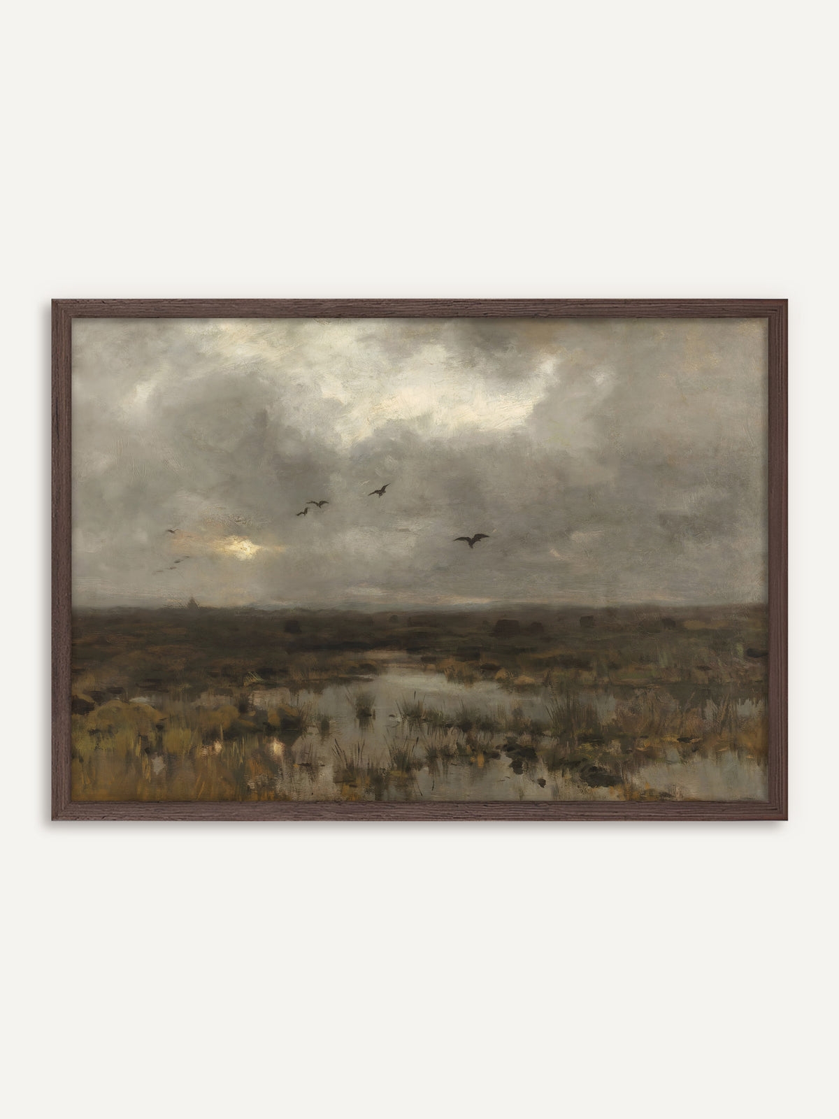 Poster, das ein weites Moor unter grauen Regenwolken zeigt, mit Schilf in stillen Wasserflächen und einigen dunklen Vögeln am Himmel. Der Rahmen aus dunklem Holz unterstreicht die erdigen Töne und die moody Herbststimmung. #Rahmen_Dunkles Holz