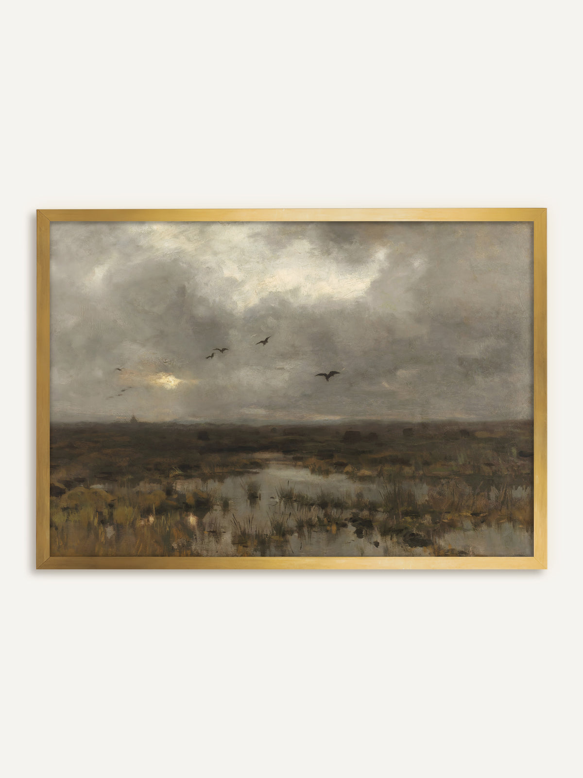 Wandbild, das ein weites Moor unter grauen Regenwolken zeigt, mit Schilf in stillen Wasserflächen und einigen dunklen Vögeln am Himmel. Im goldenen Rahmen leuchtet das Licht in den Wolken wie auf einem antiken Gemälde. #Rahmen_Gold