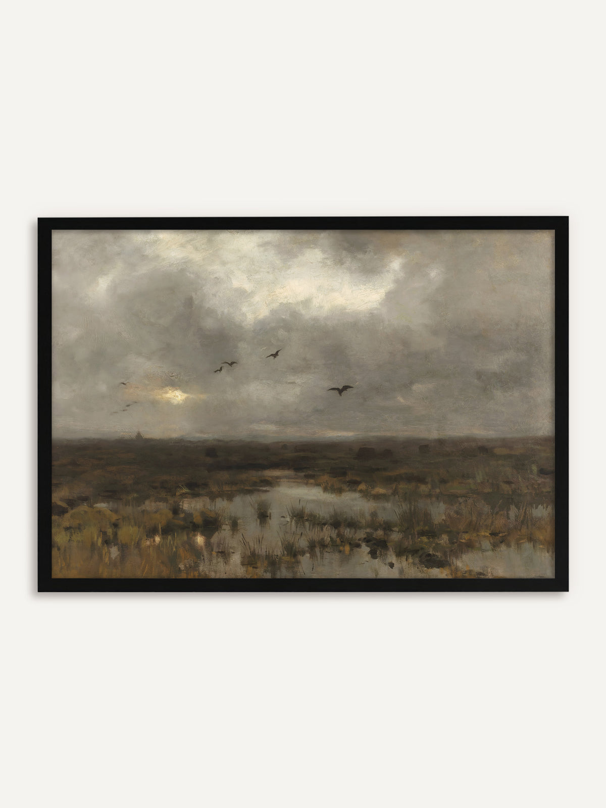 Gerahmtes Poster, das ein weites Moor unter grauen Regenwolken zeigt, mit Schilf in stillen Wasserflächen und einigen dunklen Vögeln am Himmel. Mit schwarzem Rahmen wird die Vintage-Landschaft klar und ruhig. #Rahmen_Schwarz