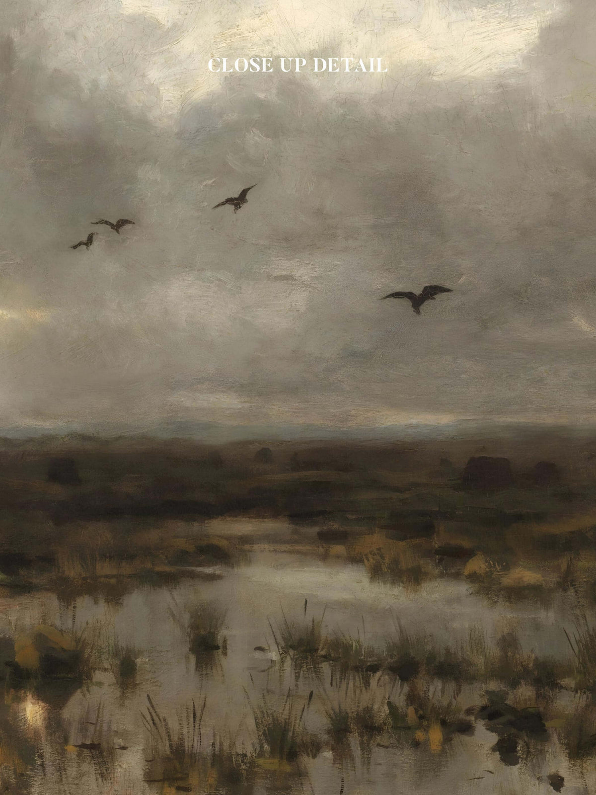 Detailansicht des Kunstdrucks mit dunklen Vögeln unter grauen Wolken und Schilf, das sich im stillen Wasser des Moors spiegelt.