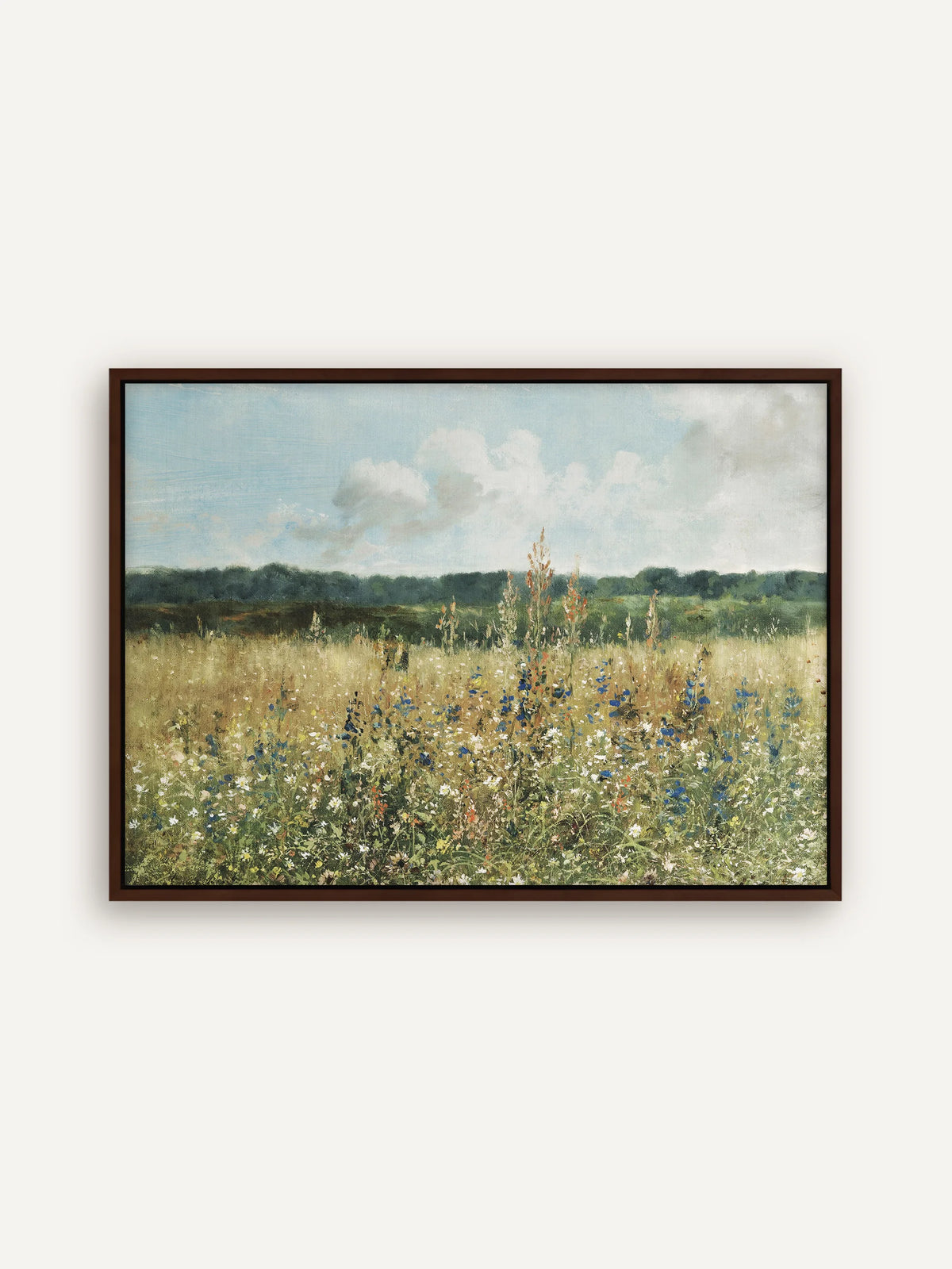 Blumenwiese auf Leinwand im dunkelbraunen Schattenfugenrahmen. Hohe Stängel mit rostroten Blütenständen ragen aus goldenem Gras, davor blühen blaue und weiße Wildblumen, oben ziehen weiße Wolken. #Rahmen_Braun
