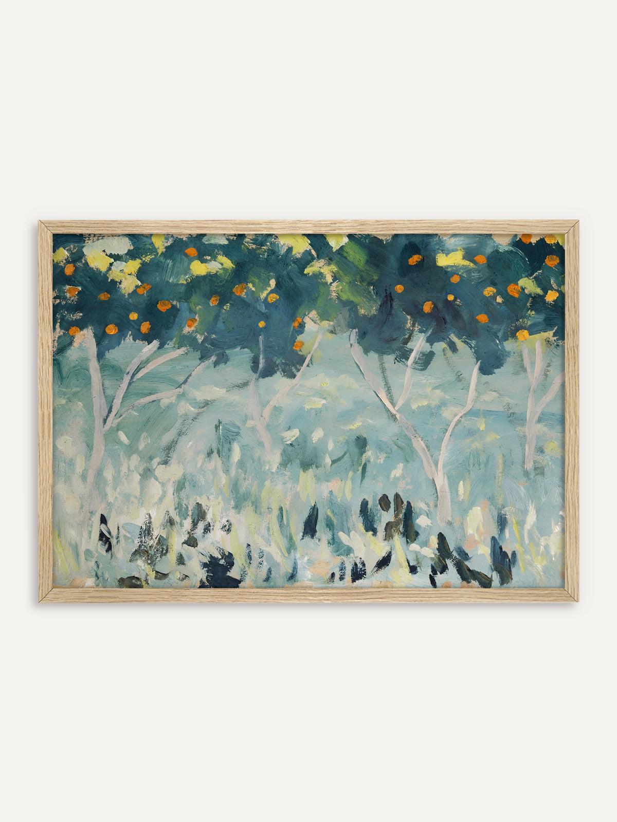 Kunstdruck, der Orangenbäume mit petrolfarbenen Kronen und leuchtend orangen Früchten über hellen, schlanken Stämmen und einem Boden in Hellblau, Mint und Creme zeigt. Im Rahmen aus hellem Holz wirkt das mediterrane Motiv leicht und sonnig. #Rahmen_Helles Holz