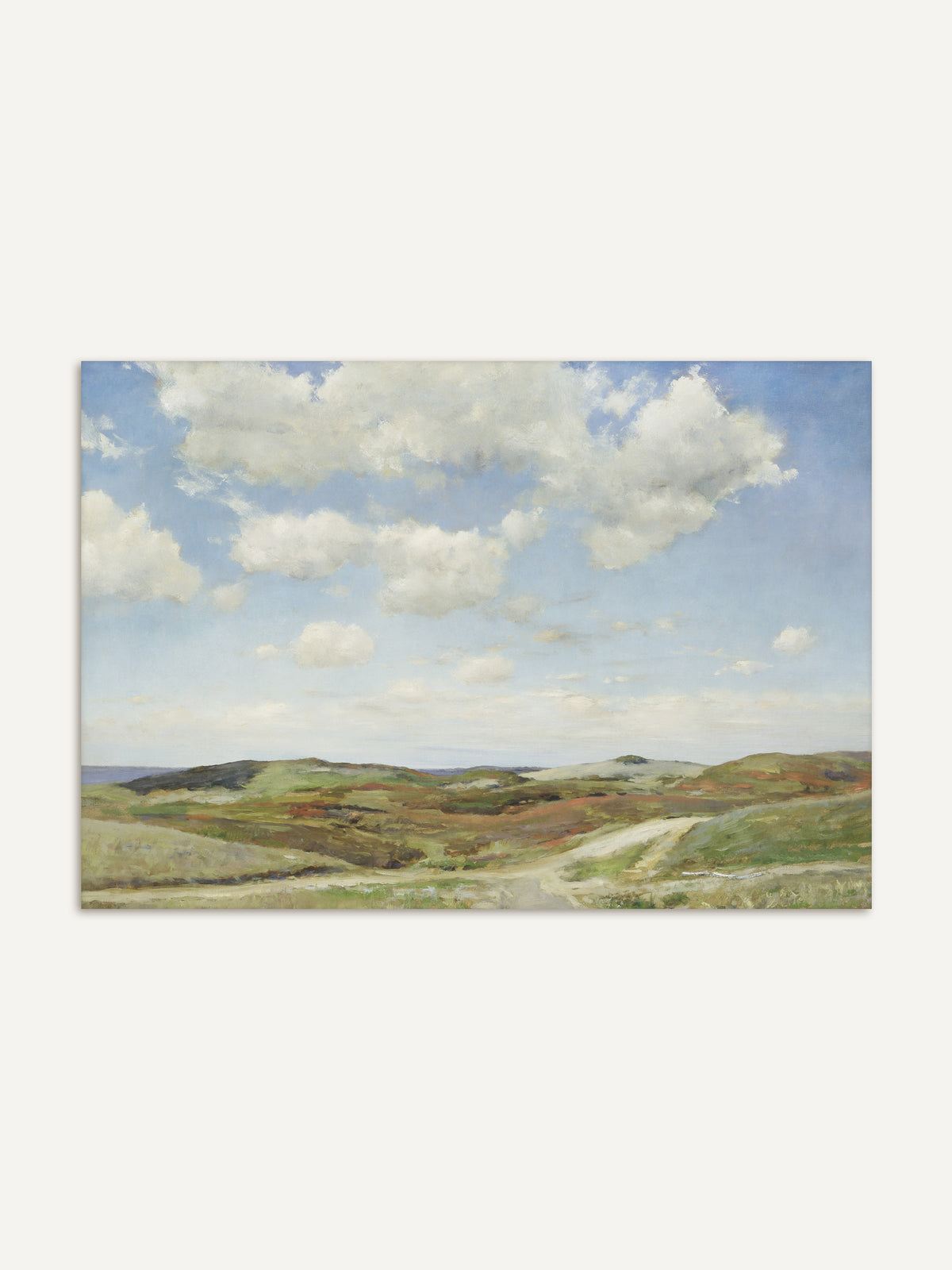 Kunstdruck einer Dünenlandschaft mit weißen Sommerwolken am hellblauen Himmel über sandigen Hügeln mit Heide in Grün und Rostrot, durch die ein heller Weg führt. Die Vintage Landschaft wirkt weit, hell und ruhig. #Rahmen_Ohne Rahmen