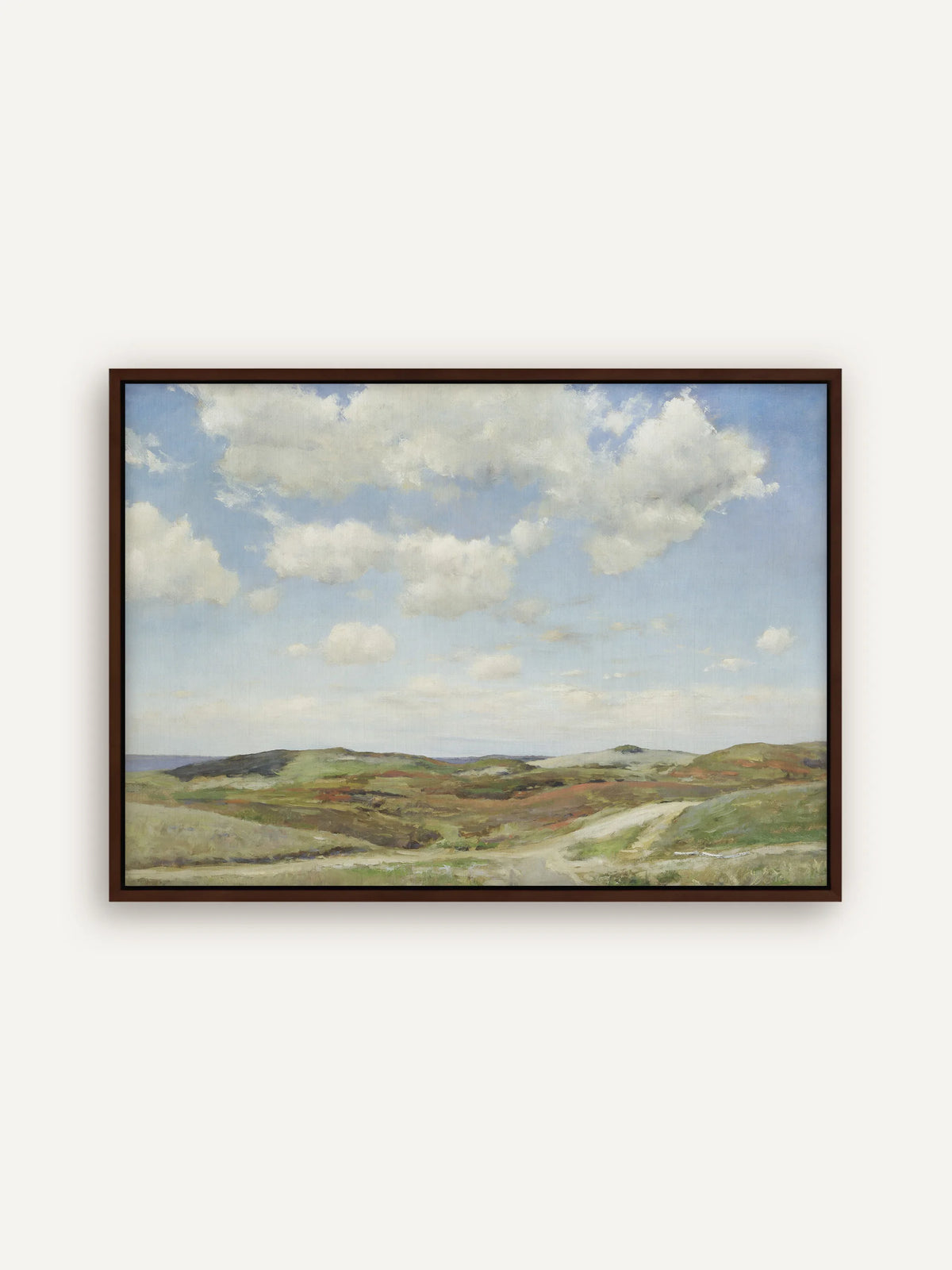 Dünenlandschaft auf Leinwand im dunkelbraunen Schattenfugenrahmen. Ein Sandweg führt durch Hügel mit Gras und Heide in Hellgrün, Oliv und Rostrot, links am Horizont liegt ein schmaler Streifen Meer. #Rahmen_Braun
