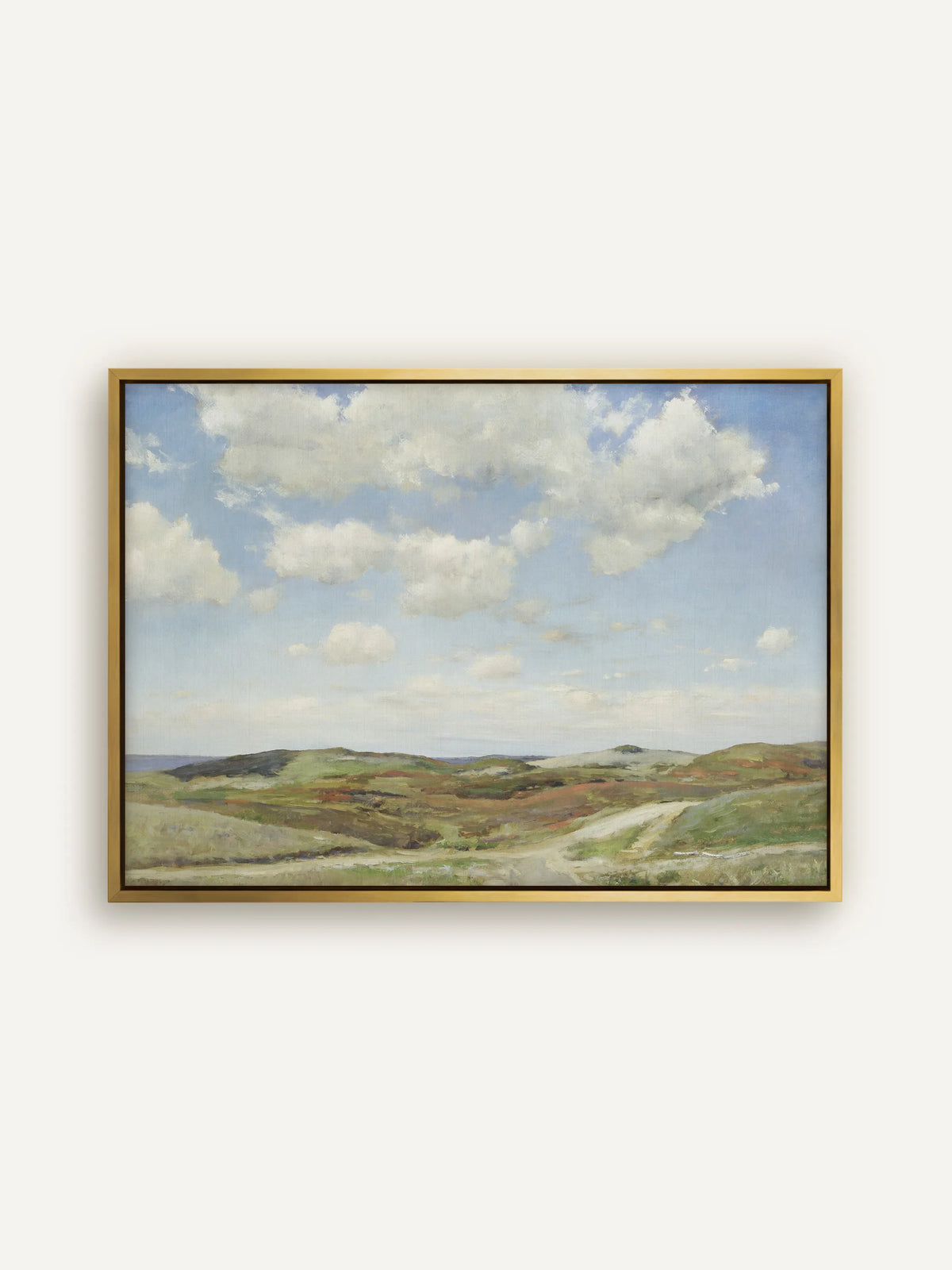 Küstenlandschaft mit Wolken als Leinwandbild im goldenen Schattenfugenrahmen. Das Gold nimmt das warme Licht über den sandigen Hügeln und die rostroten Töne der Heide auf. #Rahmen_Gold