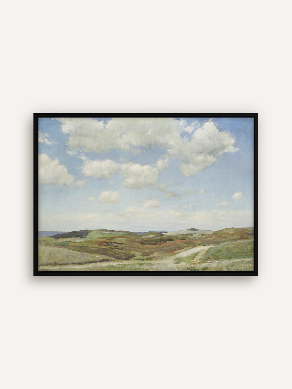 Landschaft Leinwandbild mit Sommerwolken im schwarzen Schattenfugenrahmen. Der dunkle Rahmen setzt eine klare Kante um den hellblauen Himmel und die grünen, sandigen Hügel. #Rahmen_Schwarz