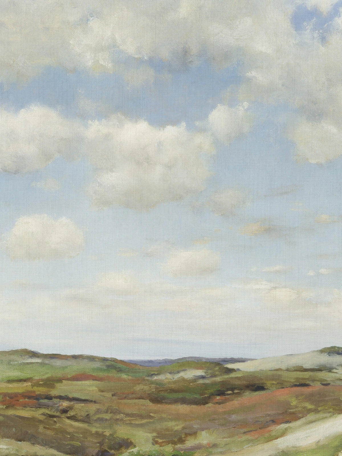 Detailaufnahme der Dünenlandschaft mit sichtbarer Leinwandstruktur. Weiße Wolken in lockeren Pinselstrichen stehen über sandigen Hügeln mit grüner und rostroter Heide, am Horizont liegt ein blauer Streifen Meer.