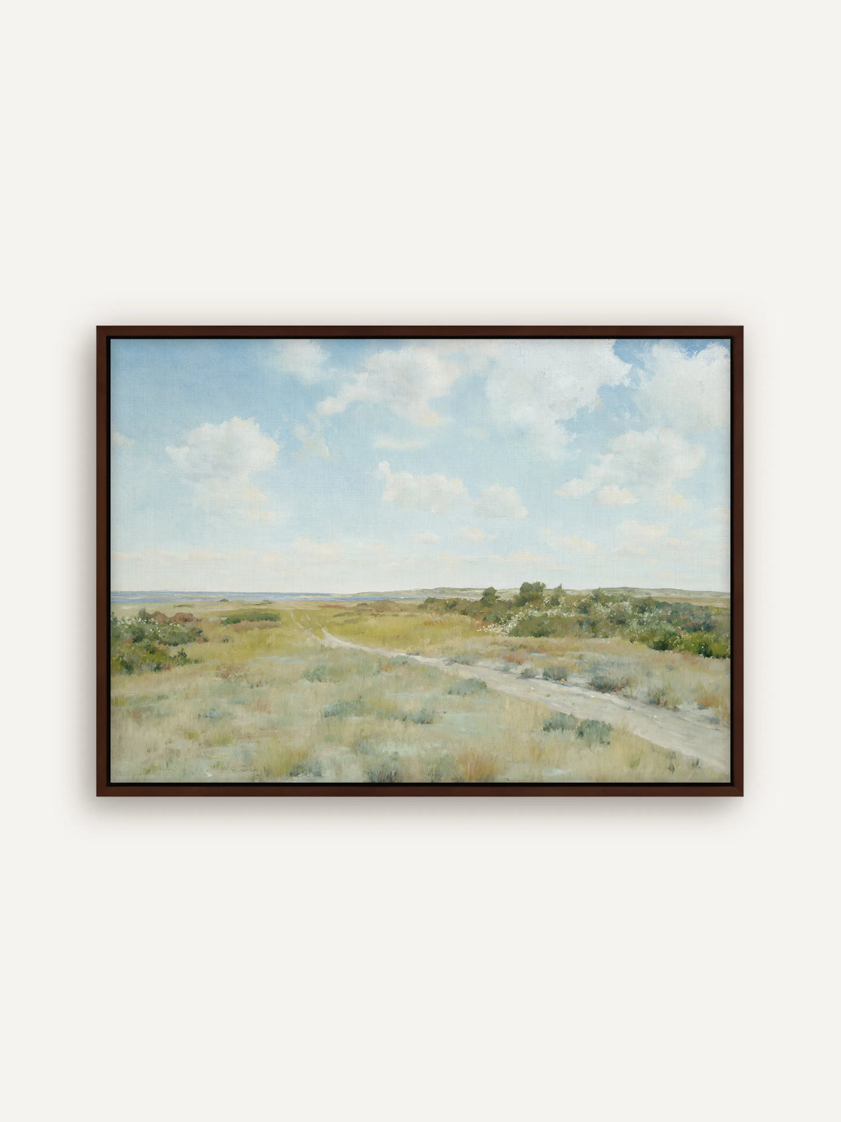 Heidelandschaft auf Leinwand im dunkelbraunen Schattenfugenrahmen. Unter einem hellblauen Himmel mit weißen Wolken stehen rechts dichte Büsche mit weißen Blüten, davor zieht sich ein heller Sandweg. #Rahmen_Braun