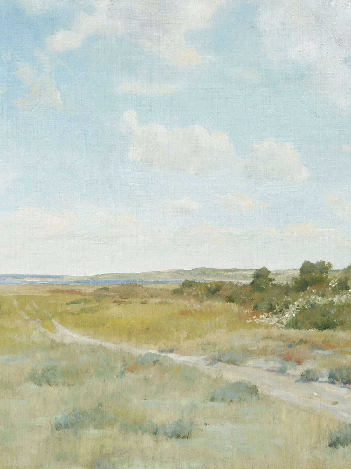 Detailaufnahme der Heidelandschaft mit sichtbarer Leinwandstruktur. Ein heller Sandweg führt an Büschen mit weißen Blüten und rostroten Flecken vorbei, am Horizont liegt ein blauer Streifen Wasser vor flachen Hügeln.