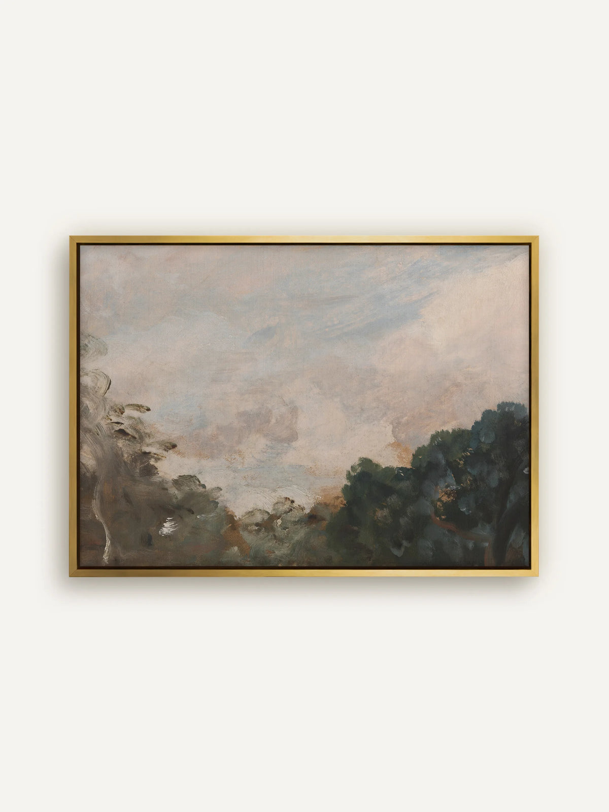 Moody Leinwandbild mit Wolken und Bäumen im goldenen Schattenfugenrahmen. Das Gold greift das warme Apricot an den Wolkenrändern auf, unten stehen Baumwipfel in Dunkelgrün und Oliv. #Rahmen_Gold