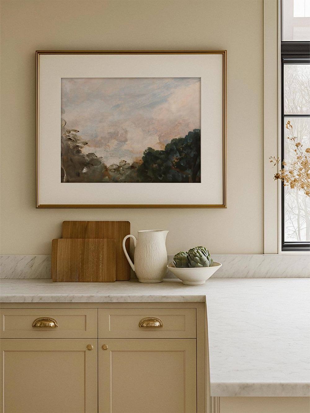 Vintage Landschafts-Kunstdruck mit offener Horizontlinie hängt über einer hellen Küchenzeile mit Holz- und Keramikelementen. Das Motiv bringt Weite und Leichtigkeit in den Raum und eignet sich ideal als stilvolles Wandbild für die Küche.