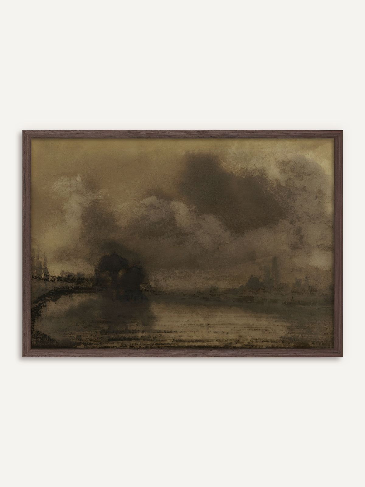 Poster, das eine Uferlandschaft in Sepia mit dunklen Wolken über stillem Wasser, einer Baumgruppe und den Umrissen einer Stadt im Dunst zeigt. Der Rahmen aus dunklem Holz verstärkt die moody Stimmung der Erdtöne. #Rahmen_Dunkles Holz