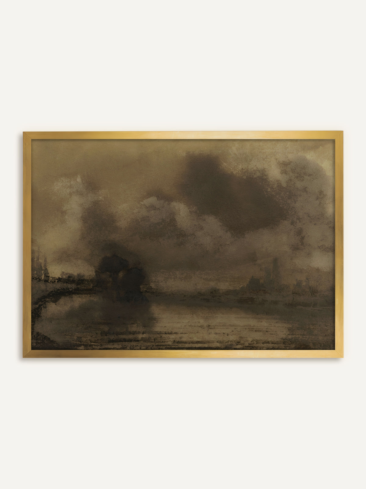 Wandbild, das eine Uferlandschaft in Sepia mit dunklen Wolken über stillem Wasser, einer Baumgruppe und den Umrissen einer Stadt im Dunst zeigt. Im goldenen Rahmen leuchten die Ockertöne auf, und das Bild wirkt wie ein antikes Gemälde. #Rahmen_Gold