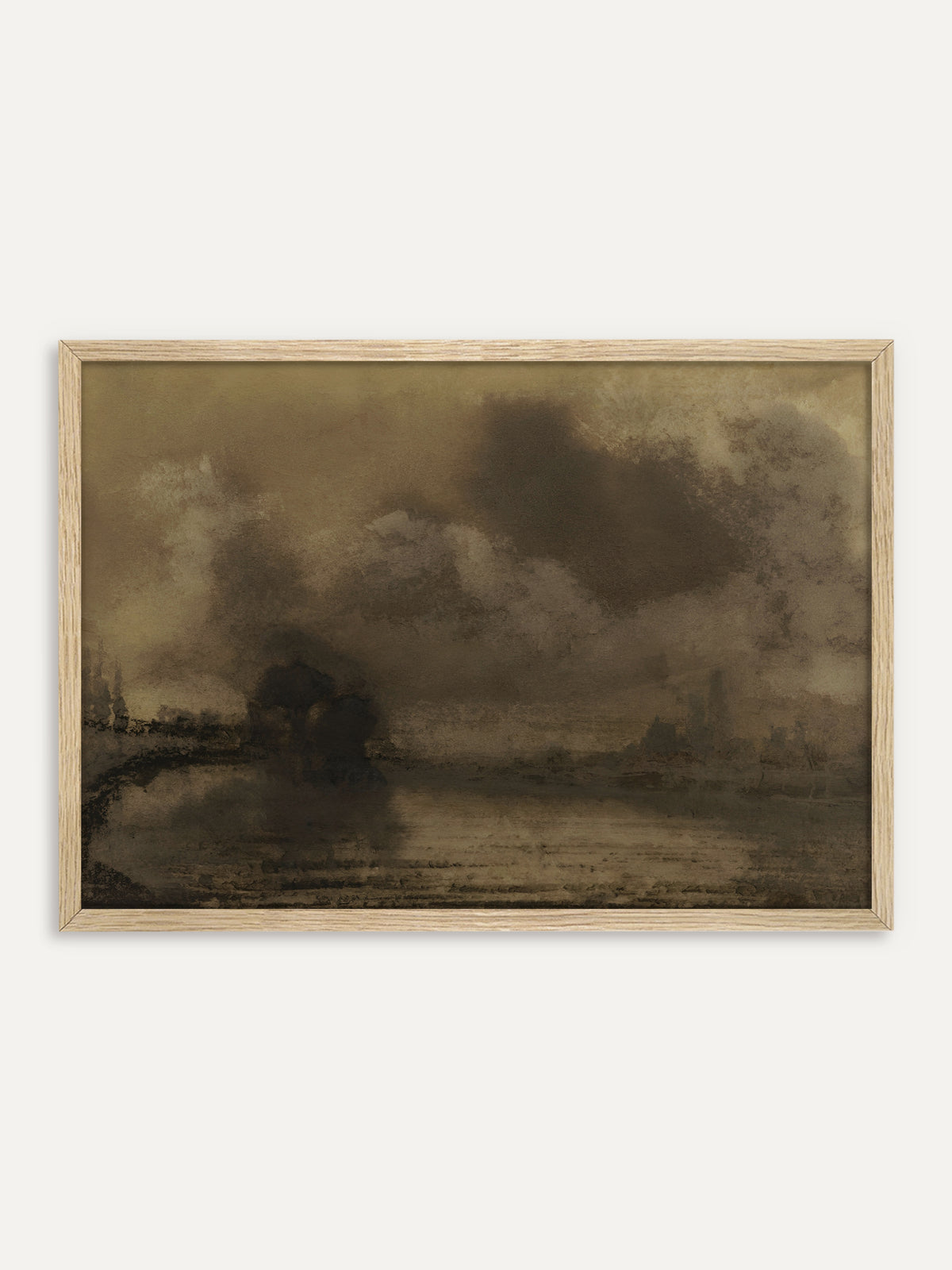 Kunstdruck, der eine Uferlandschaft in Sepia mit dunklen Wolken über stillem Wasser, einer Baumgruppe und den Umrissen einer Stadt im Dunst zeigt. Im Rahmen aus hellem Holz wirkt das dunkle Motiv leichter und passt zu einem Raum im Wabi Sabi Stil. #Rahmen_Helles Holz