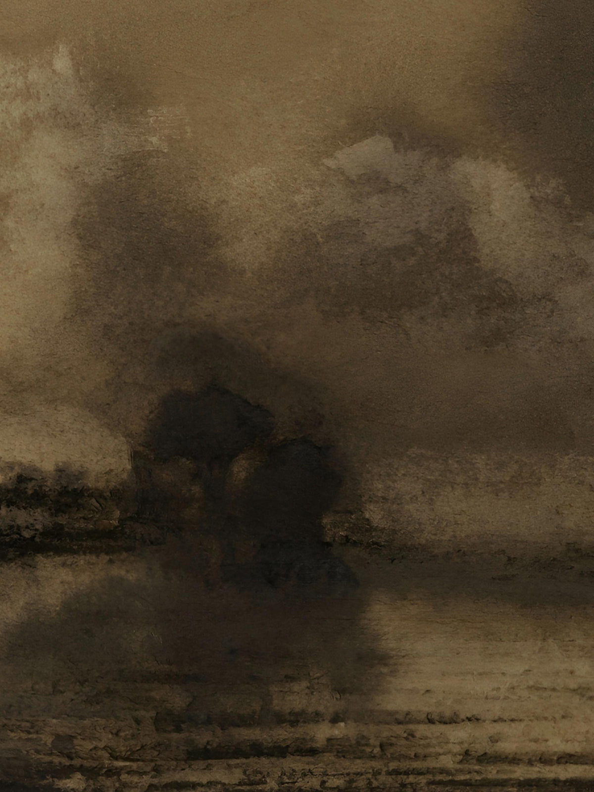 Detailansicht des Kunstdrucks mit dunklen, verschwommenen Bäumen, die sich im Wasser spiegeln, und schweren Wolken in Sepia, Ocker und Schwarzbraun.