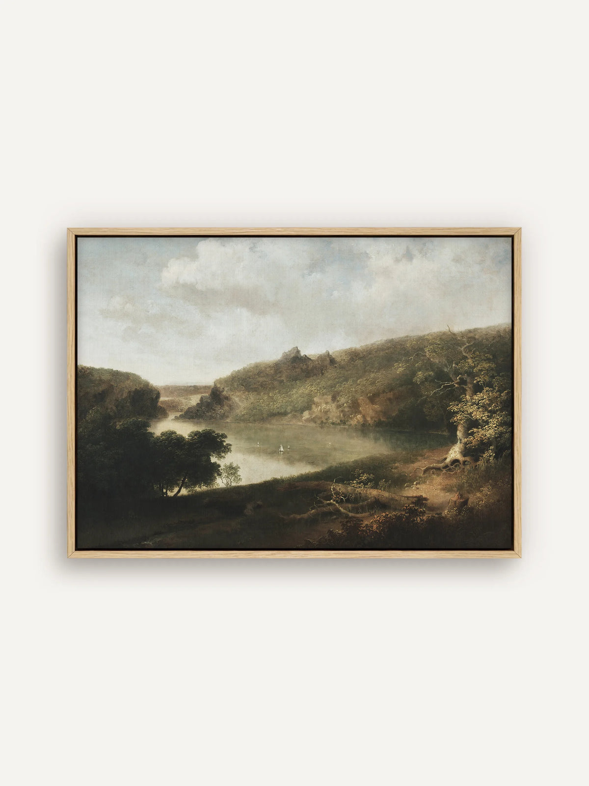 Vintage Leinwandbild im Querformat im naturfarbenen Schattenfugenrahmen. Ein stiller See mit kleinen weißen Segelbooten liegt zwischen bewaldeten Hügeln mit Felsspitzen, darüber ein heller Himmel mit Wolken. #Rahmen_Natur