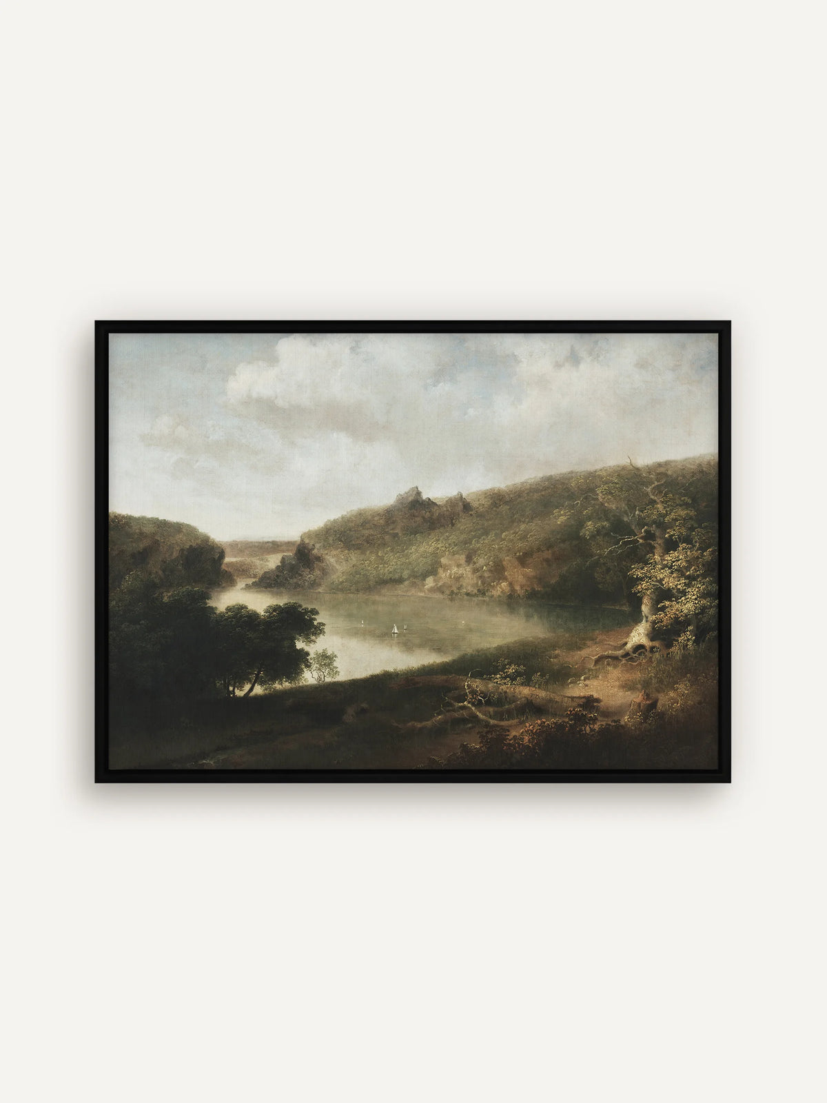 Leinwandbild mit See und Wald im schwarzen Schattenfugenrahmen. Der dunkle Rahmen verbindet sich mit den tiefgrünen Bäumen im Vordergrund und fasst das helle Wasser und den Himmel klar ein. #Rahmen_Schwarz