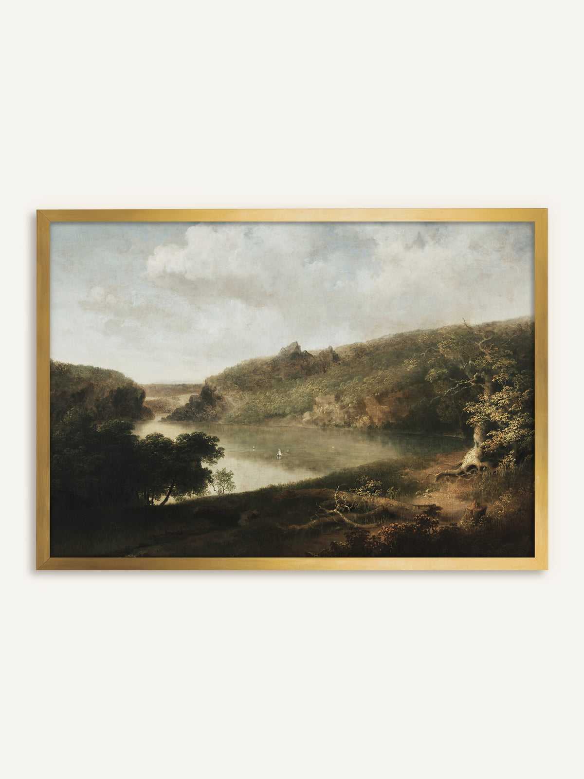 Wandbild, das einen stillen See mit kleinen Segelbooten zwischen bewaldeten Hügeln und Felsspitzen zeigt, vorn ein knorriger Baum mit herbstlichem Laub unter grauweißen Wolken. Im goldenen Rahmen greift das Bild das herbstliche Laub auf und wirkt wie ein antikes Ölgemälde. #Rahmen_Gold