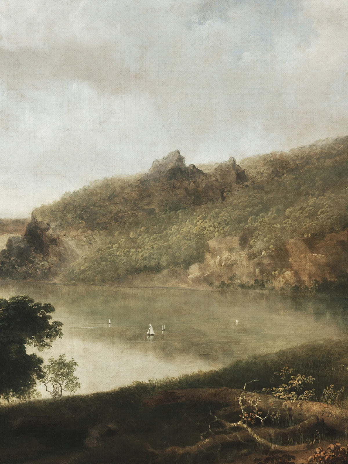 Detailaufnahme der Seelandschaft mit feinen Rissen in der Malschicht. Winzige weiße Segelboote liegen auf dem glatten See, dahinter ein bewaldeter Hang mit zwei Felsspitzen und rötlichem Gestein.