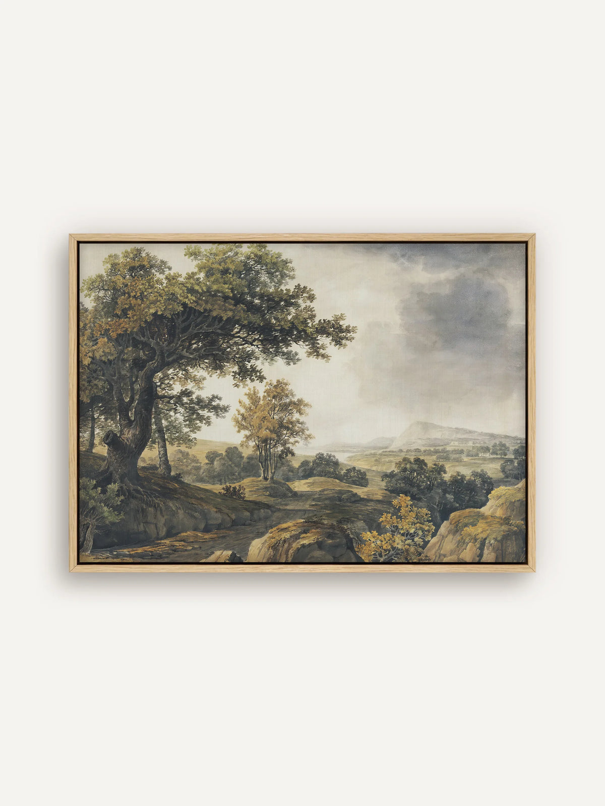 Vintage Leinwandbild im Querformat im naturfarbenen Schattenfugenrahmen. Ein alter Baum mit weit ausladender Krone steht links über einem Weg, rechts liegen Felsen, dahinter ein Tal unter grauen Regenwolken. #Rahmen_Natur
