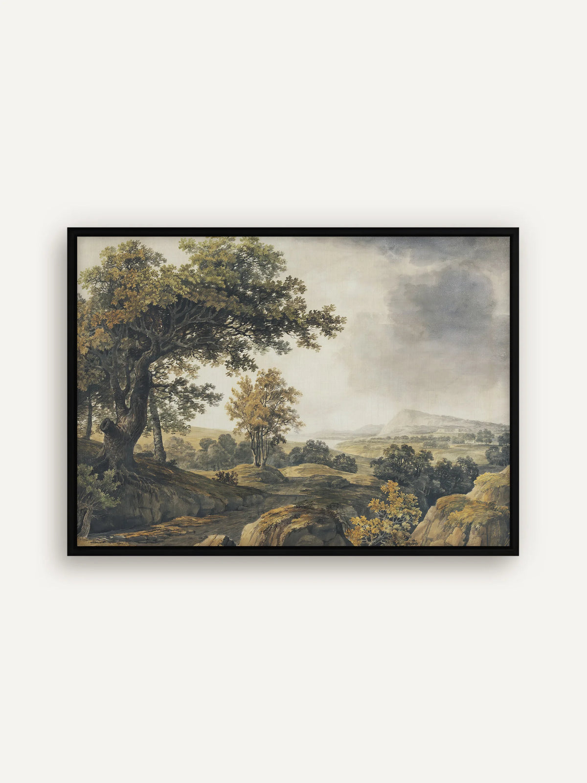 Leinwandbild mit Waldlandschaft und Regenwolken im schwarzen Schattenfugenrahmen. Der schmale schwarze Rahmen fasst die gedeckten Töne aus Oliv, Ocker und Grau klar ein. #Rahmen_Schwarz