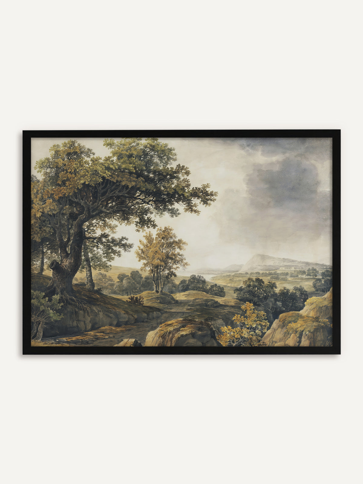 Gerahmtes Poster, das eine weite Landschaft mit einer alten Eiche am Hang, einem Felsweg und Bäumen in Grün und Ocker unter grauen Regenwolken zeigt, in der Ferne ein Berg über einem See. Mit schwarzem Rahmen passt das Motiv gut zu einer Einrichtung im Dark-Academia-Stil. #Rahmen_Schwarz