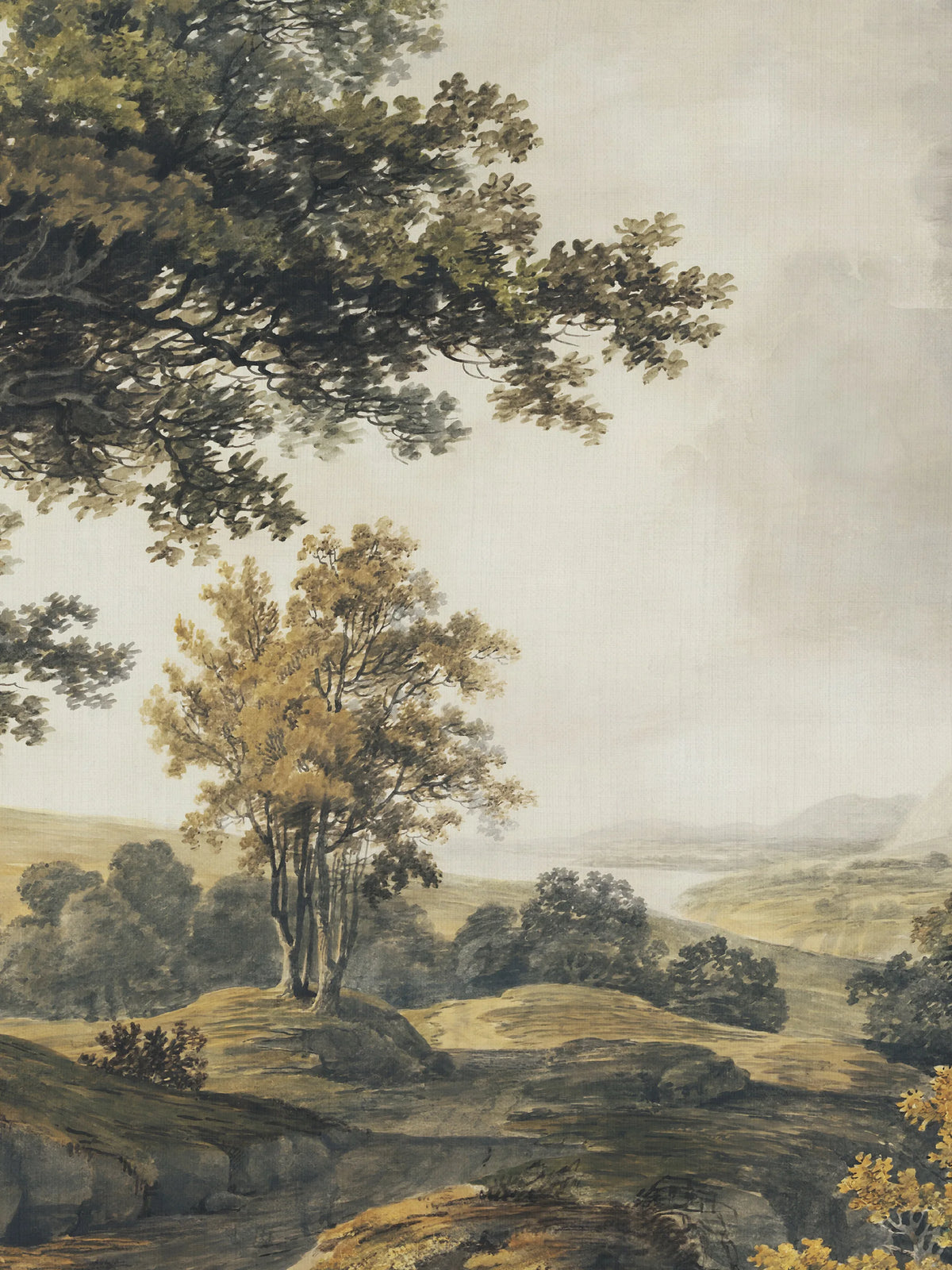 Detailaufnahme der Waldlandschaft mit feiner Leinwandstruktur. Eine Baumgruppe mit goldgelbem Laub steht auf einem Hügel, darüber hängen dunkelgrüne Äste, hinten liegt ein heller See vor Bergen im Dunst.