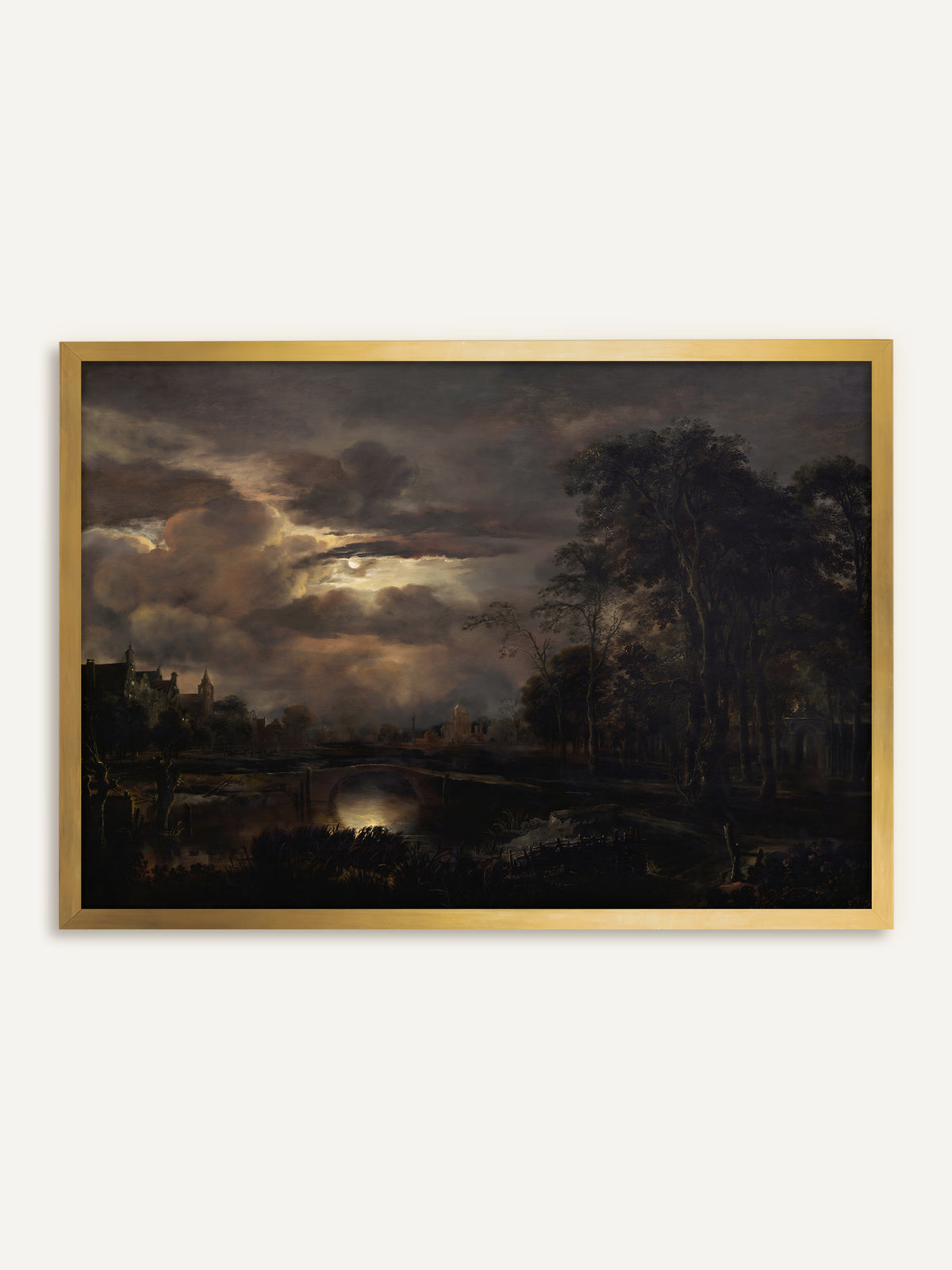Wandbild, das eine nächtliche Flusslandschaft zeigt, in der der Mond durch dunkle Wolken bricht und sich unter einer Steinbrücke im Wasser spiegelt, links Giebelhäuser mit Kirchturm, rechts hohe Bäume. Im goldenen Rahmen wirkt das barocke Nachtbild wie ein antikes Gemälde. #Rahmen_Gold