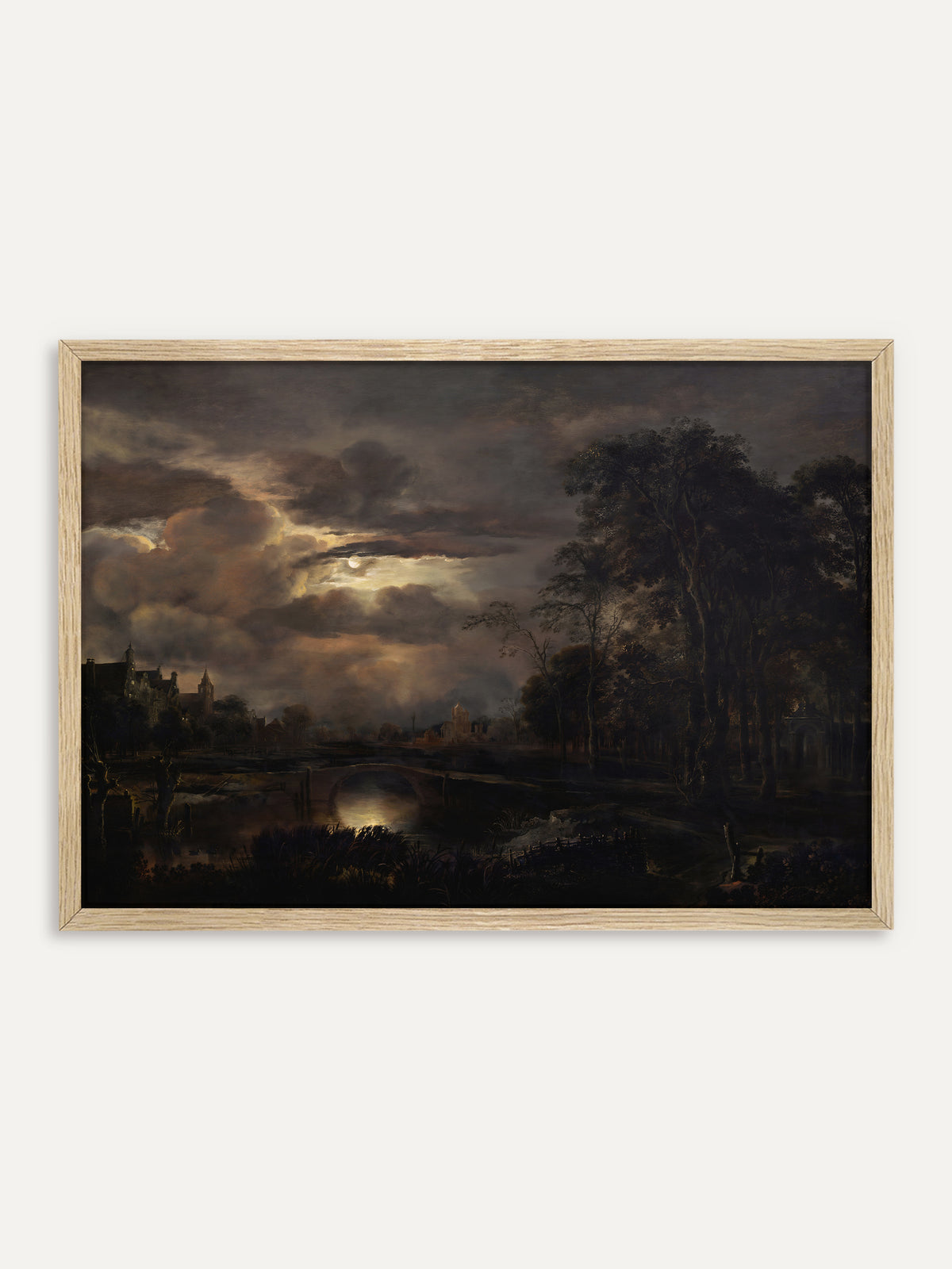 Kunstdruck, der eine nächtliche Flusslandschaft zeigt, in der der Mond durch dunkle Wolken bricht und sich unter einer Steinbrücke im Wasser spiegelt, links Giebelhäuser mit Kirchturm, rechts hohe Bäume. Im Rahmen aus hellem Holz wirkt die dunkle Szene weniger schwer und bleibt doch geheimnisvoll. #Rahmen_Helles Holz