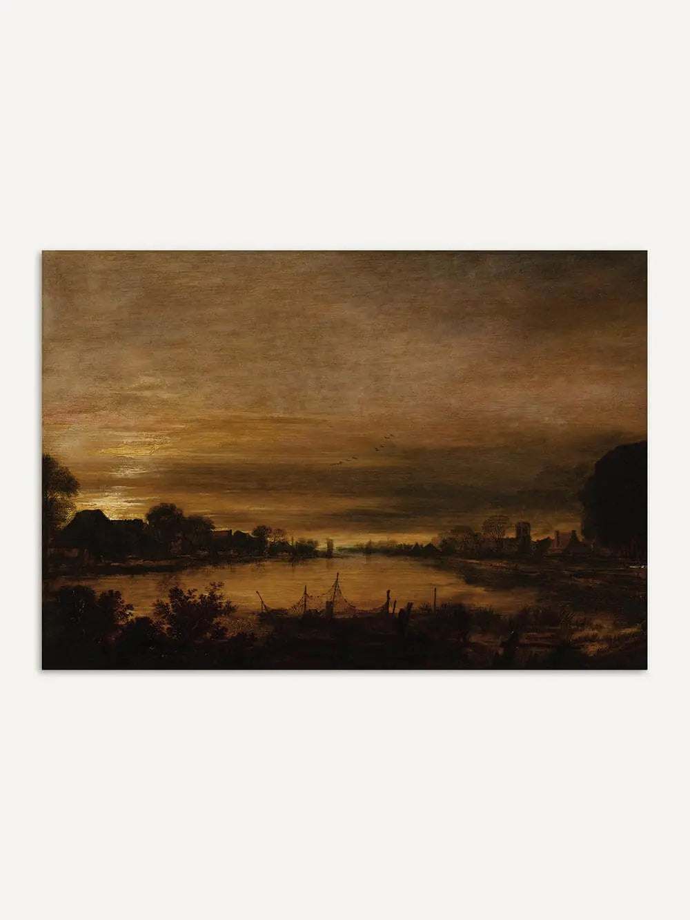 Dunkler Vintage Kunstdruck einer Nachtlandschaft mit Fluss und fernen Häusern. Die warme Farbpalette aus Braun- und Goldtönen verleiht dem Poster eine ruhige, nostalgische Ausstrahlung.