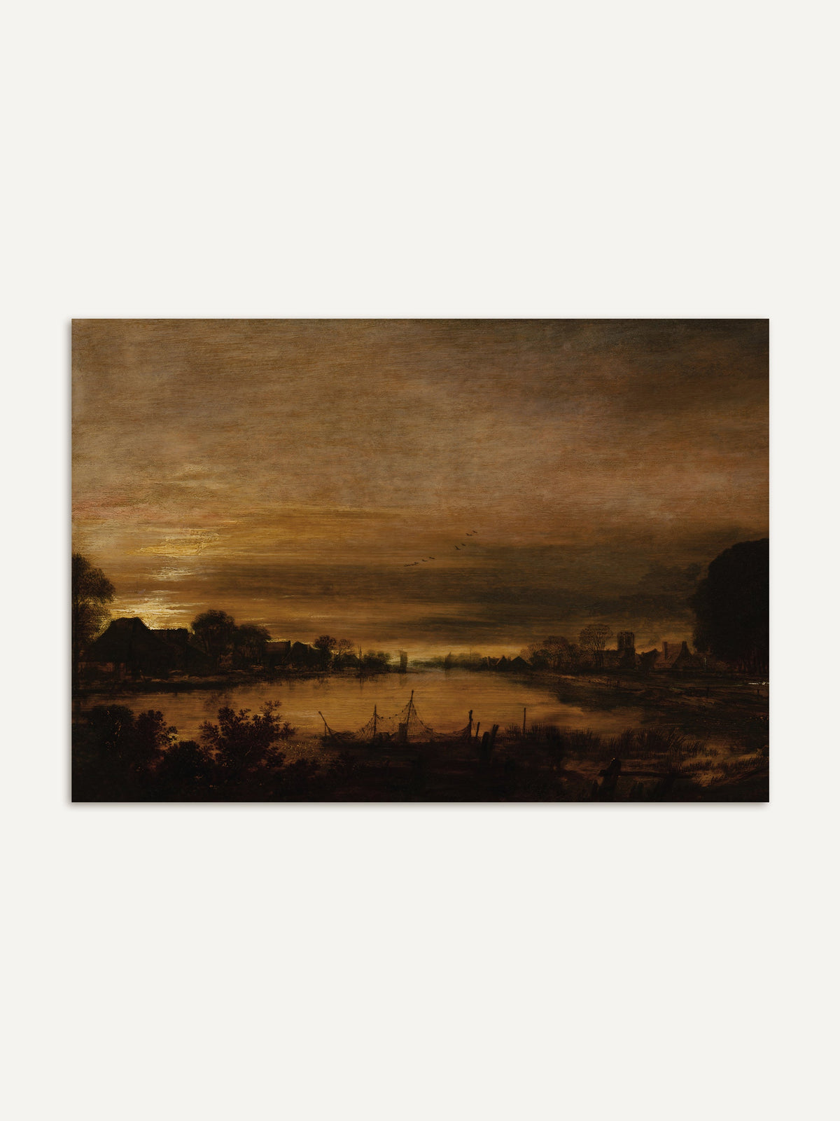Dunkler Vintage Kunstdruck einer Nachtlandschaft mit Fluss und fernen Häusern. Die warme Farbpalette aus Braun- und Goldtönen verleiht dem Poster eine ruhige, nostalgische Ausstrahlung. #Rahmen_Ohne Rahmen