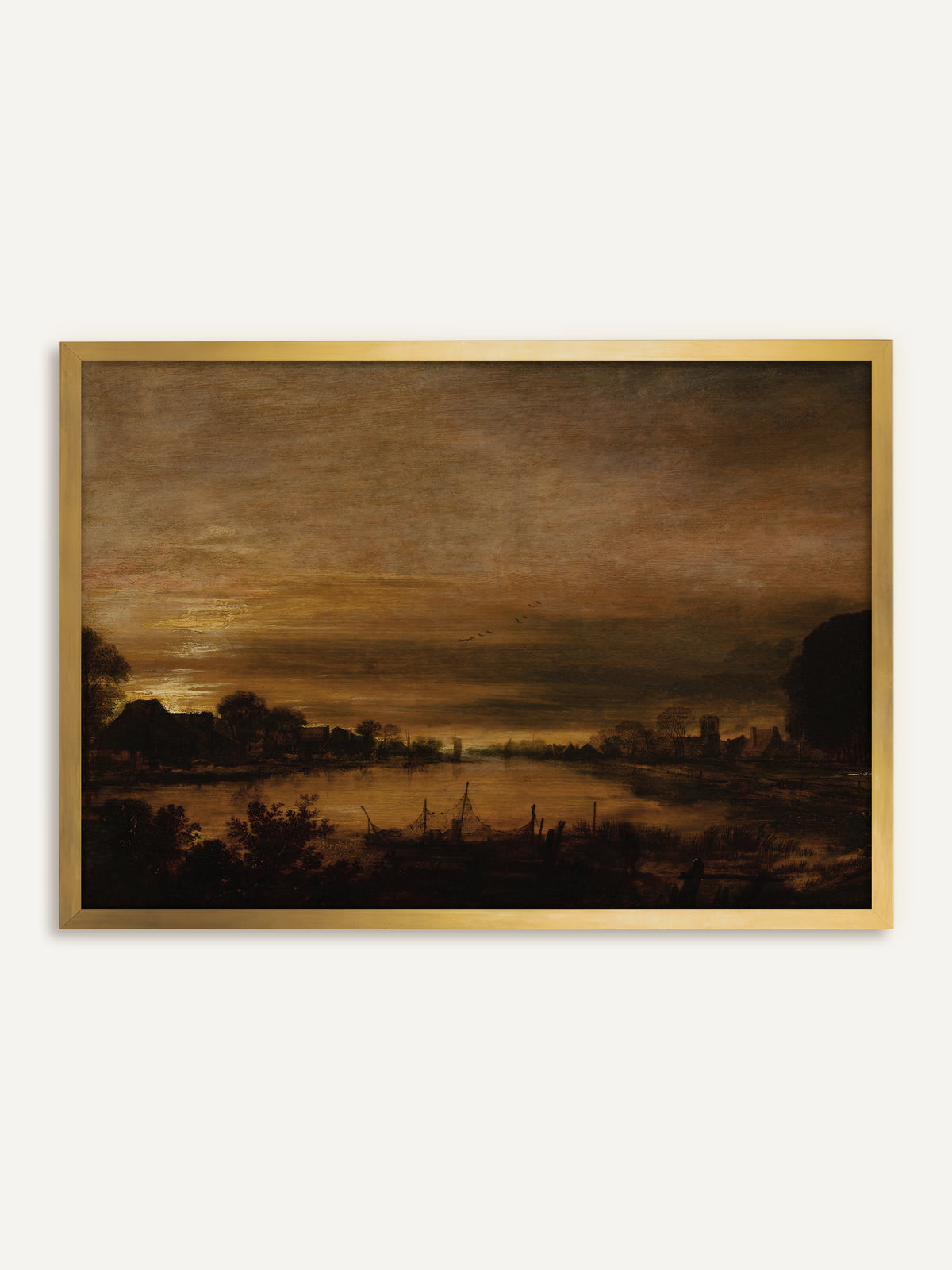 Wandbild, das einen stillen Fluss in der Abenddämmerung zeigt, mit dunklen Häusern und Bäumen am Ufer, Fischernetzen im Vordergrund und Vögeln am goldbraunen Himmel. Im goldenen Rahmen leuchtet das Abendlicht über dem Wasser, und das Bild wirkt wie ein antikes Gemälde. #Rahmen_Gold