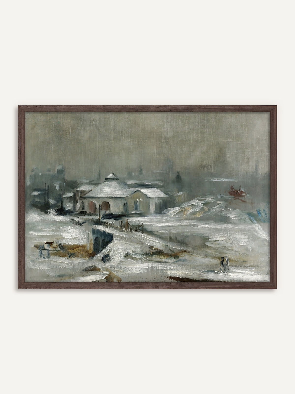 Poster, das eine verschneite Stadtlandschaft im Nebel zeigt, mit einem flachen Gebäude mit Bogenfenstern, einem Holzzaun und kleinen Figuren im Schnee. Der Rahmen aus dunklem Holz betont das Grau des Nebels und gibt dem Bild eine moody Winterstimmung. #Rahmen_Dunkles Holz