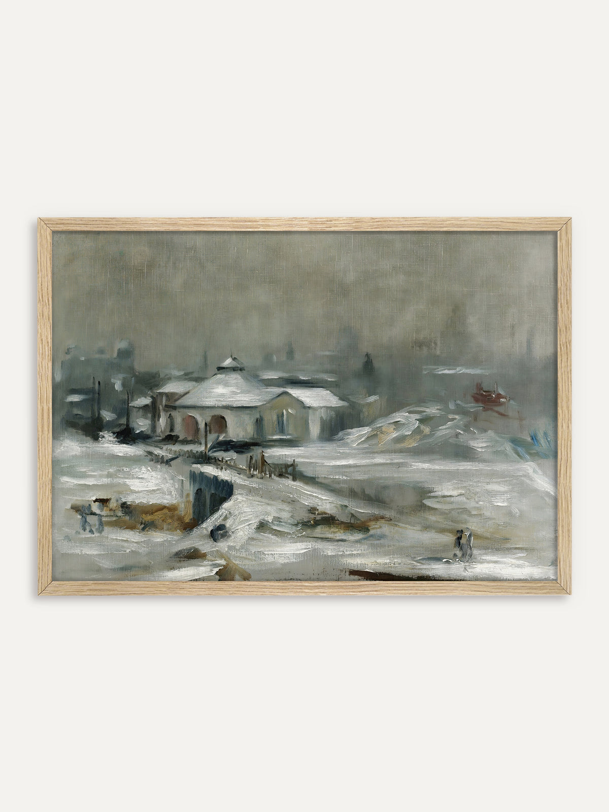 Kunstdruck, der eine verschneite Stadtlandschaft im Nebel zeigt, mit einem flachen Gebäude mit Bogenfenstern, einem Holzzaun und kleinen Figuren im Schnee. Im Rahmen aus hellem Holz wirkt die Winterszene hell und still, passend zu einer Einrichtung im Wabi-Sabi-Stil. #Rahmen_Helles Holz