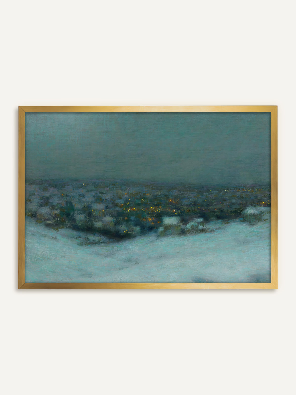 Wandbild, das von einer verschneiten Anhöhe in der Dämmerung auf eine Stadt mit vielen warmen Lichtern blickt, in kühlen Blau- und Türkistönen. Im goldenen Rahmen leuchten die Lichter noch wärmer, und das Bild wirkt wie ein antikes Wintergemälde. #Rahmen_Gold