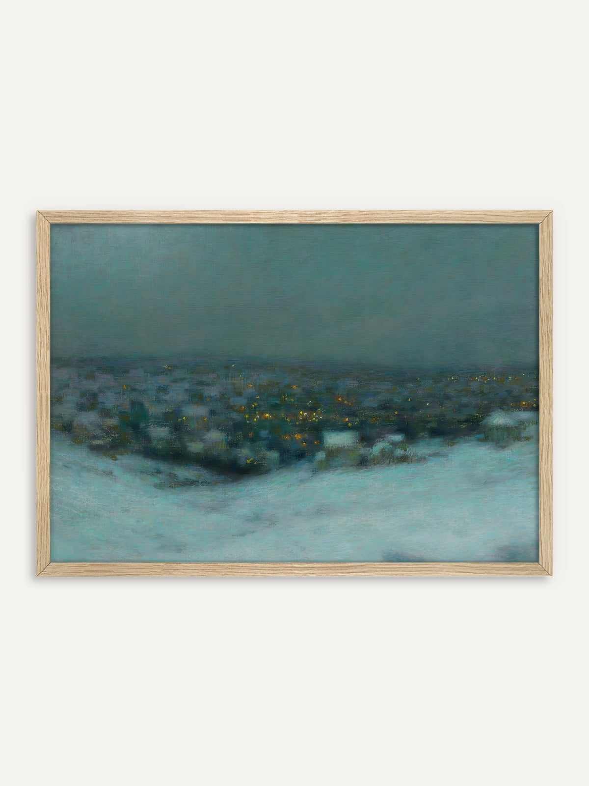 Kunstdruck, der von einer verschneiten Anhöhe in der Dämmerung auf eine Stadt mit vielen warmen Lichtern blickt, in kühlen Blau- und Türkistönen. Im Rahmen aus hellem Holz wirkt die Winterdämmerung leichter und passt in eine helle skandinavische Einrichtung. #Rahmen_Helles Holz