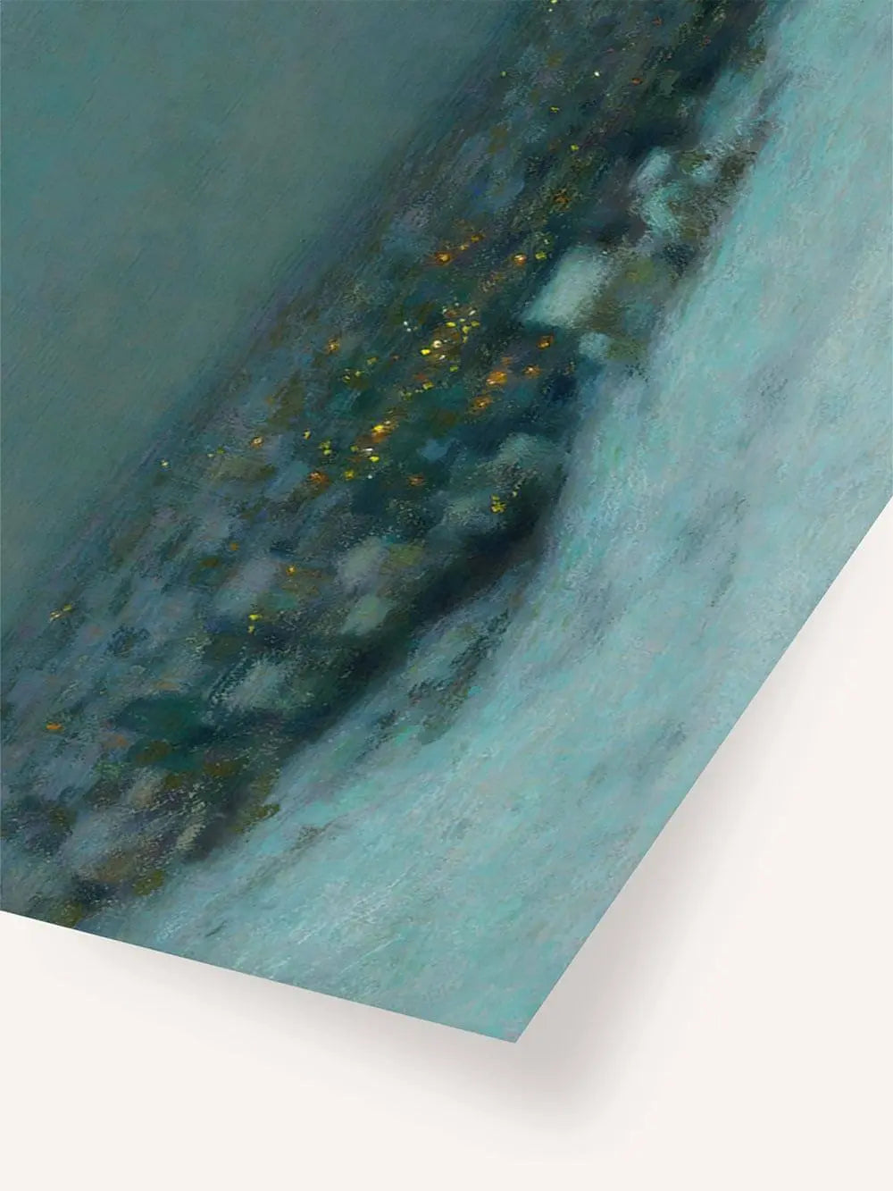 Nahaufnahme des Winterlandschaft Kunstdrucks mit feiner Struktur, blauen Farbschichten und goldgelben Lichtpunkten, die lebendig durch die kühle Szene schimmern.